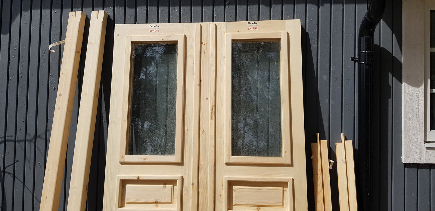 ARTIKELNUMMER 474 Nytillverkade obehandlade pardörrar med dubbelglas i gammal stil inkl. karm karmyttermått Bredd 130 cm Höjd 210 cm Djup dörrblad 4,5 cm Pris: 13000 kr Tillkommer 1000 kr för gångjärn och låskista om man väljer det