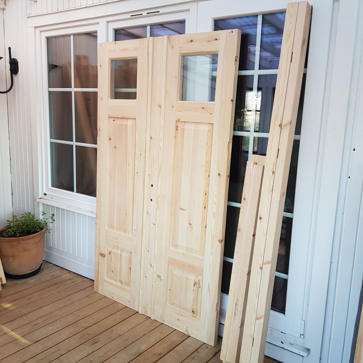 ART 718 Nytillverkad pardörr i gammal stil Mått B130 x H210 cm Öppnas utåt Handtag på höger sida Pris 15000 kr Tillkommer 1000 kr för gångjärn och låskista