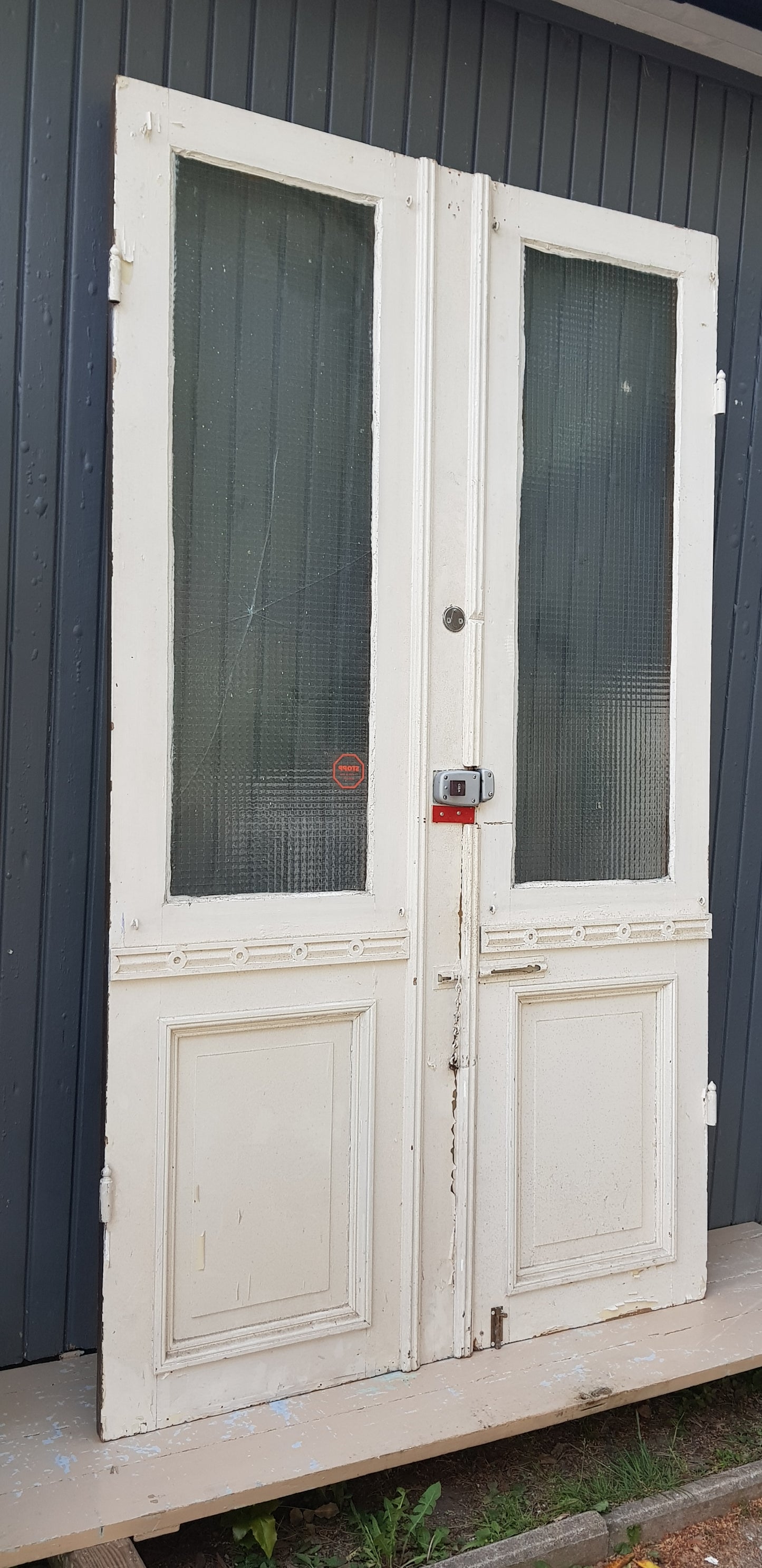 ARTIKELNUMMER 555 En äldre pardörr utan karm Mått: B 69,5 +57 H 221 D 4,5 Paris: 11000 k