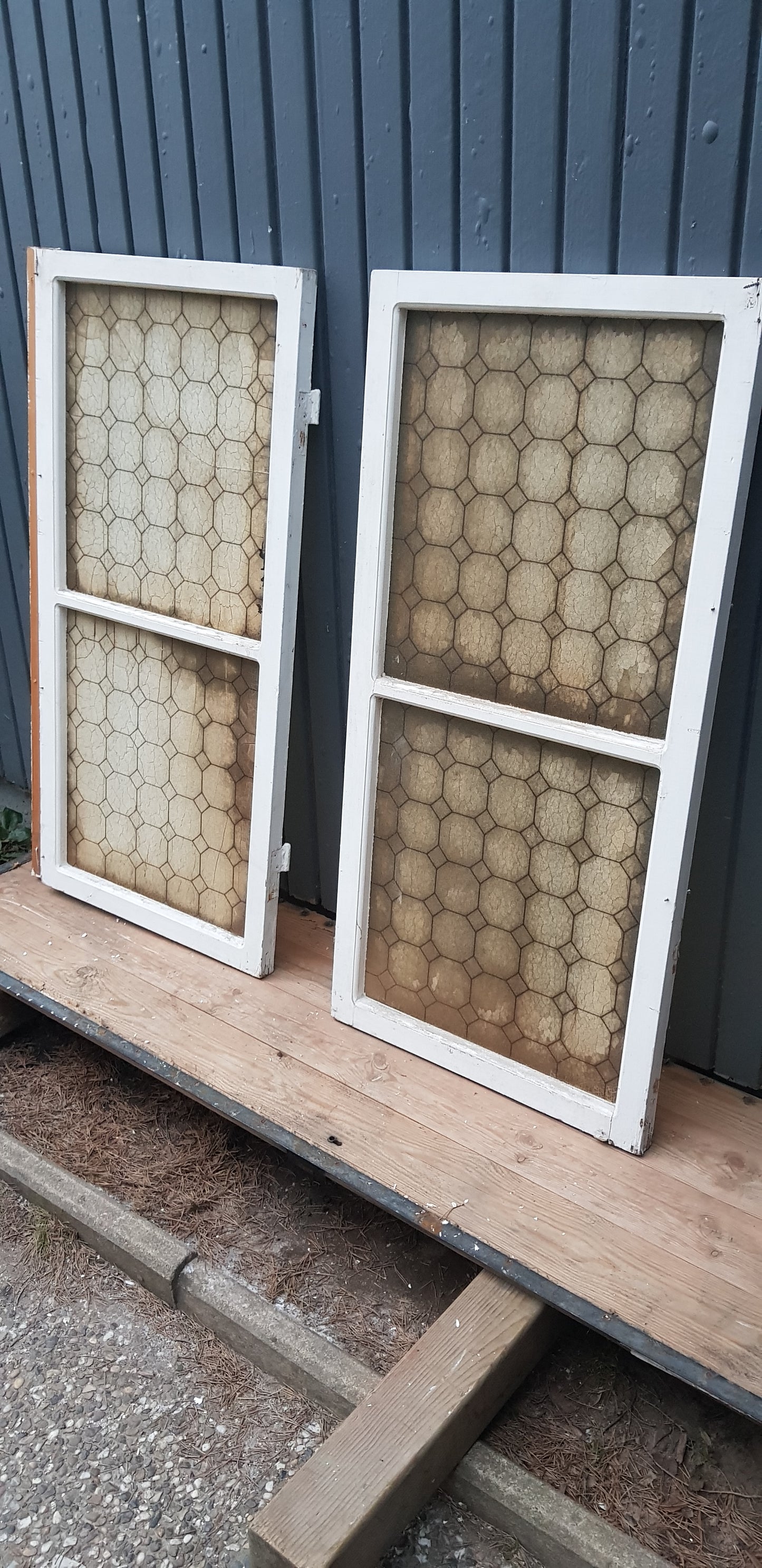 Art 13A  2st gamla fönster med gammalt glas B54 h109 d3.5 600kr per st en spricka på ena fönstret