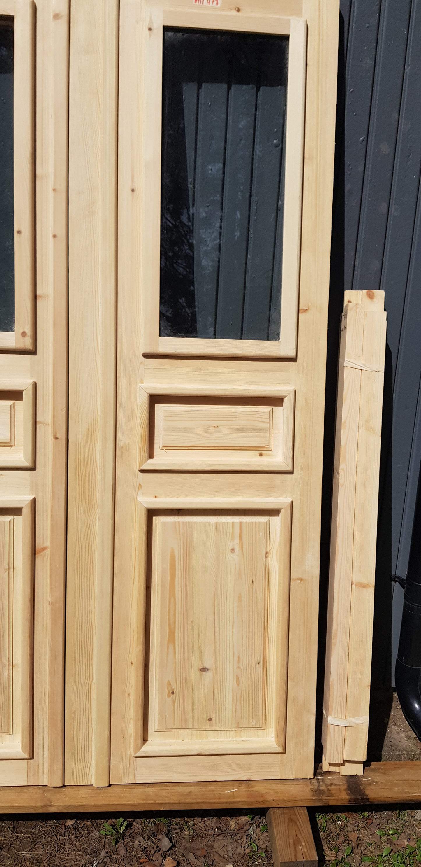 ARTIKELNUMMER 478 Nytillverkade obehandlade pardörrar med dubbelglas i gammal stil inkl. karm karmyttermått Bredd 130 cm Höjd 210 cm Djup dörrblad 4,5 cm Pris: 15000 kr Tillkommer 1000 kr för gångjärn och låskista