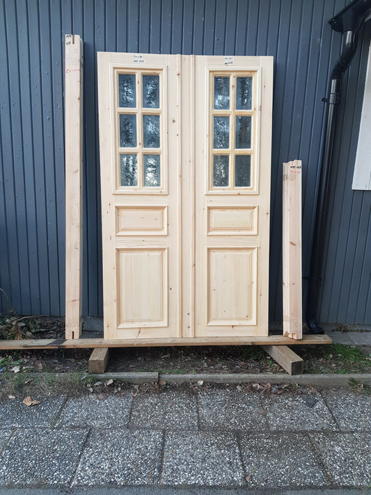 ARTIKELNUMMER 458 Nytillverkade obehandlade pardörrar med kittade dubbelglas i gammal stil inkl karm karmyttermått Bredd 130 cm Höjd 210 cm Djup dörrblad 4,5 cm säljes utan gångjärn och låskista Pris: 15000 kr