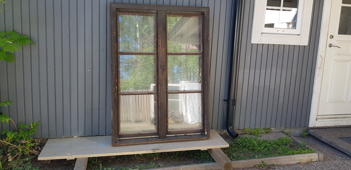 ARTIKELNUMMER 539.  1 st fina 3 glas fönster med spröjs och karm ,öppnas inåt  Mått: H 147 B 107  Pris: 3000 Kr/ st