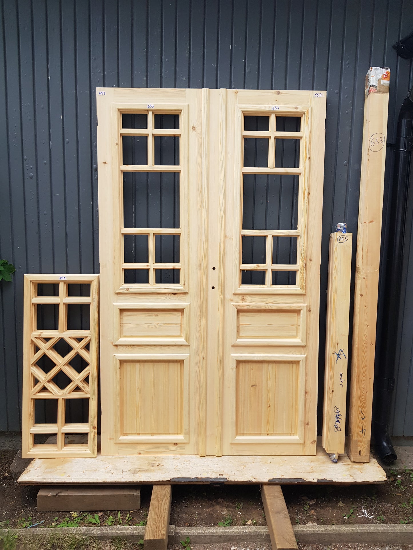 ART 653 Nytillverkad pardörr i gammal stil Mått B130 x H210 cm Öppnas utåt Handtag på höger sida Pris 15000 kr Tillkommer 1000 kr för gångjärn och låskista