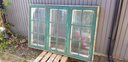 Stort gammalt fönster med äkta spröjs samt munblåst glas ,innerbåge  Mått: B 150 H 100 D 9,5  Pris:4500 kr  ARTIKELNUMMER:517