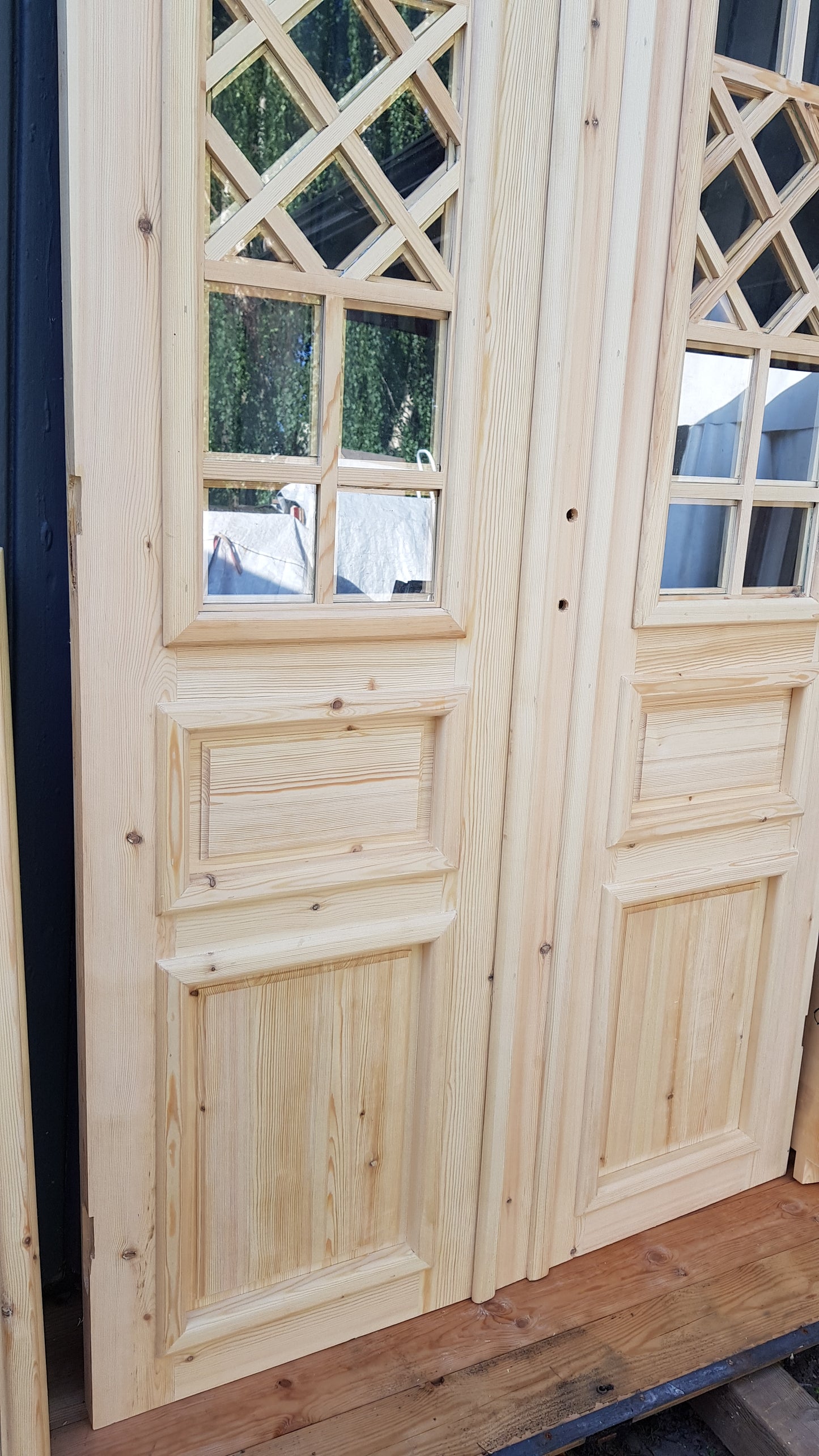 ART 557 Nytillverkad pardörr i gammal stil Mått B120 x H210 cm Öppnas utåt Handtag på höger sida Pris 15000 kr Tillkommer 1000 kr för gångjärn och låskista