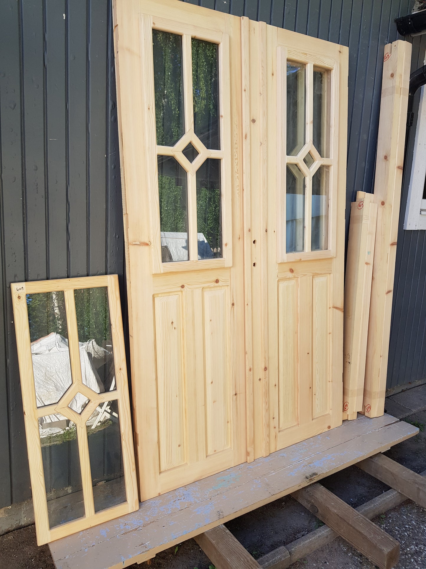ART 609 Nytillverkad pardörr i gammal stil Mått B130 x H210 cm Öppnas utåt Handtag på höger sida Pris 15000 kr Tillkommer 1000 kr för gångjärn och låskista