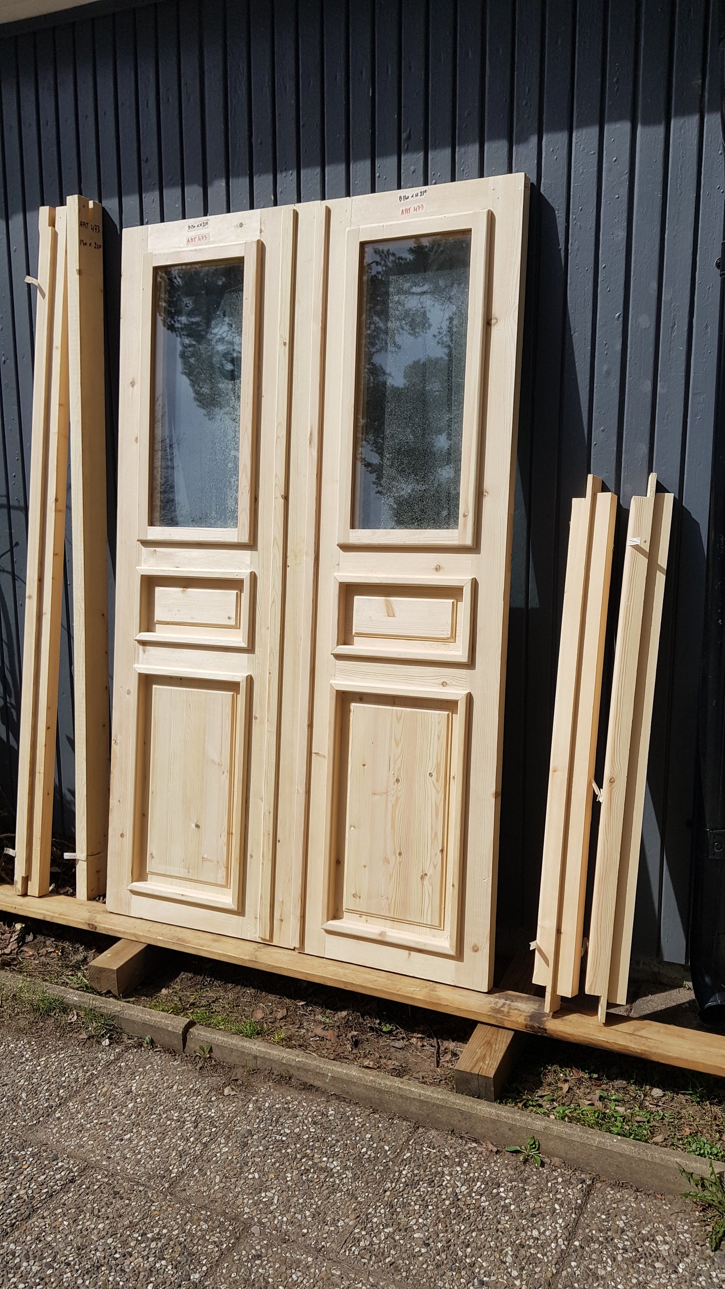 ARTIKELNUMMER 473 Nytillverkade obehandlade pardörrar med dubbelglas i gammal stil inkl. karm karmyttermått Bredd 130 cm Höjd 210 cm Djup dörrblad 4,5 cm Pris: 15000 kr Tillkommer 1000 kr för gångjärn och låskista om man väljer det