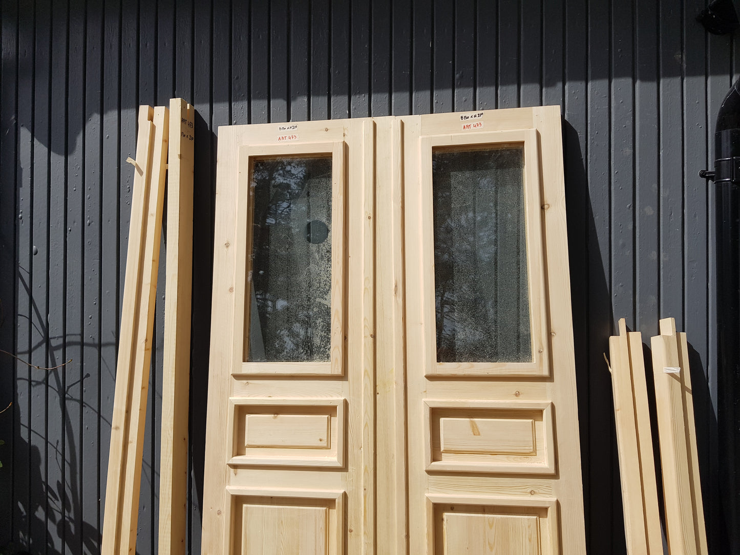ARTIKELNUMMER 473 Nytillverkade obehandlade pardörrar med dubbelglas i gammal stil inkl. karm karmyttermått Bredd 130 cm Höjd 210 cm Djup dörrblad 4,5 cm Pris: 15000 kr Tillkommer 1000 kr för gångjärn och låskista om man väljer det