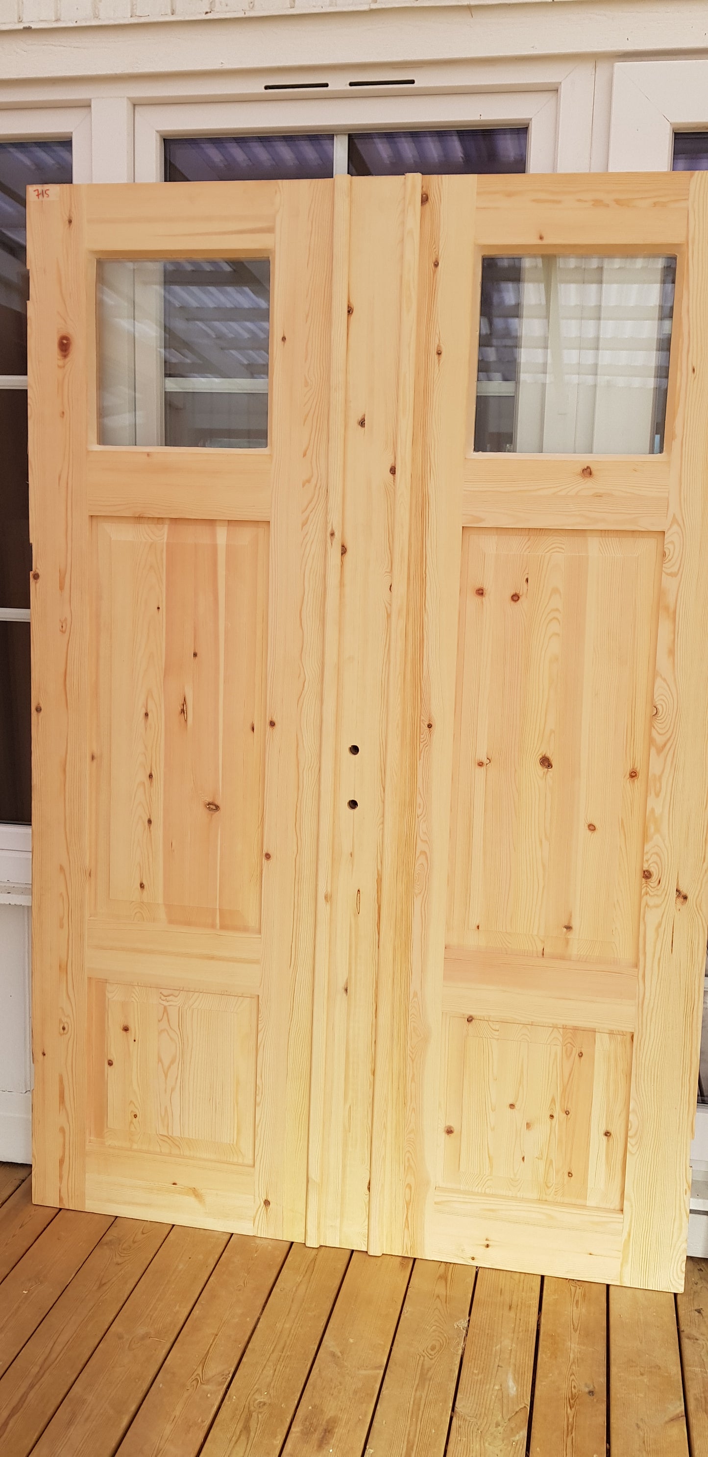 ART 715 Nytillverkad pardörr i gammal stil Mått B140 x H210 cm Öppnas utåt Handtag på höger sida Pris 15000 kr Tillkommer 1000 kr för gångjärn och låskista