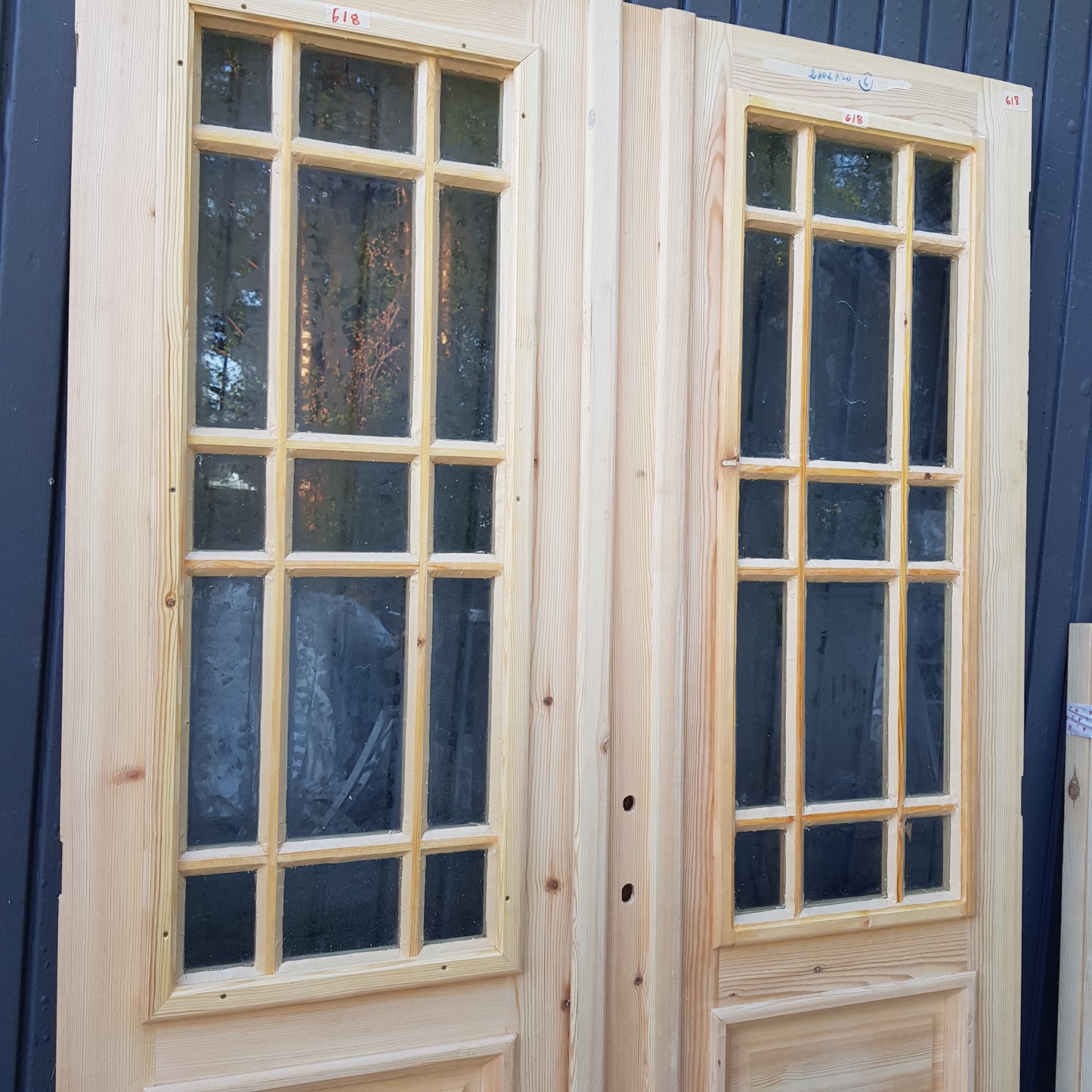 ART 618 Nytillverkad pardörr i gammal stil Mått B130 x H210 cm Öppnas utåt Handtag på höger sida Pris 15000 kr Tillkommer 1000 kr för gångjärn och låskista