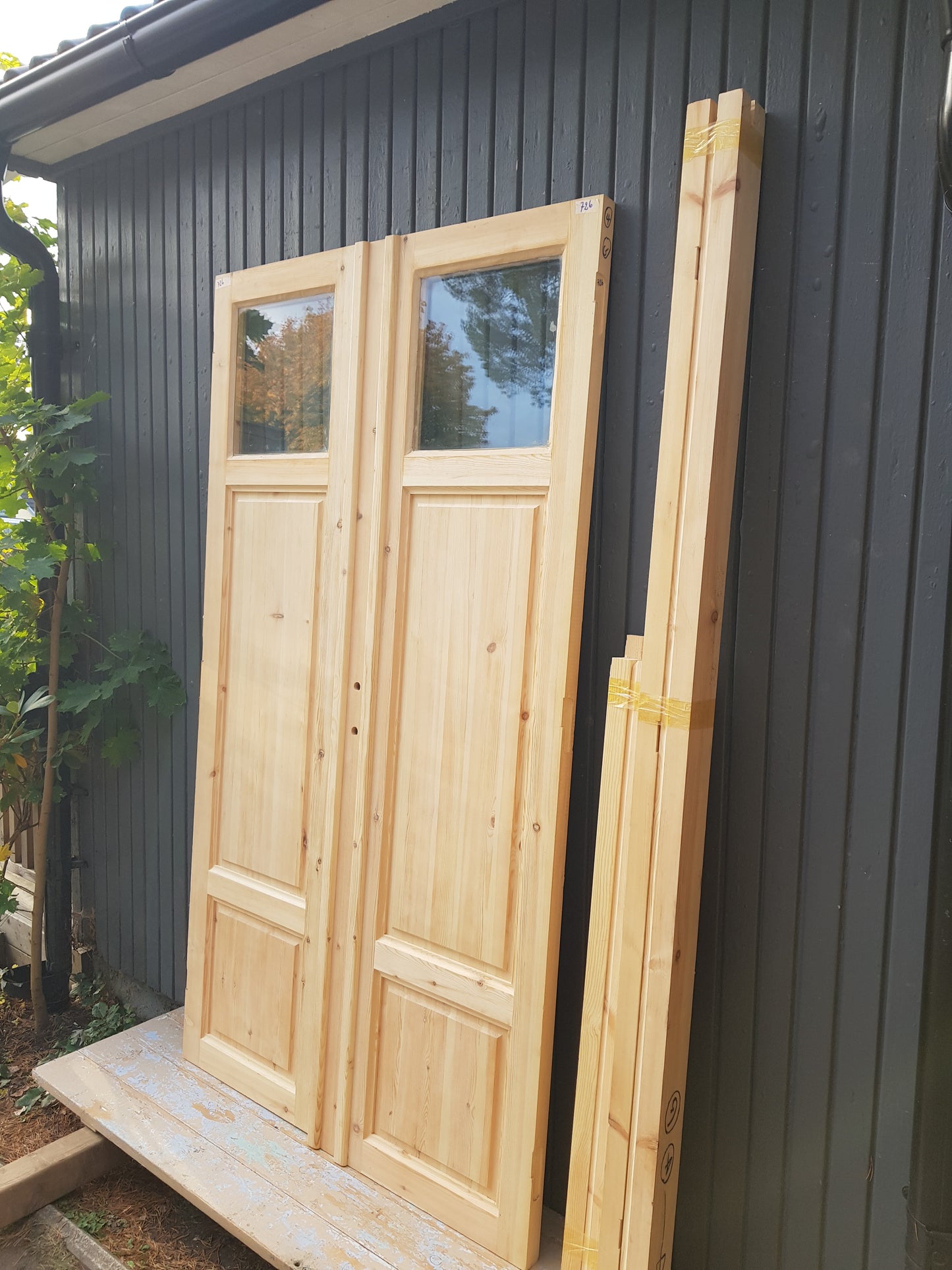 ART 726 - Nytillverkad pardörr i gammal stil Mått B128.5 x H220 cm Öppnas utåt Handtag på höger sida Dubbel glas Pris 15000 kr Tillkommer 1000 kr för gångjärn och låskista