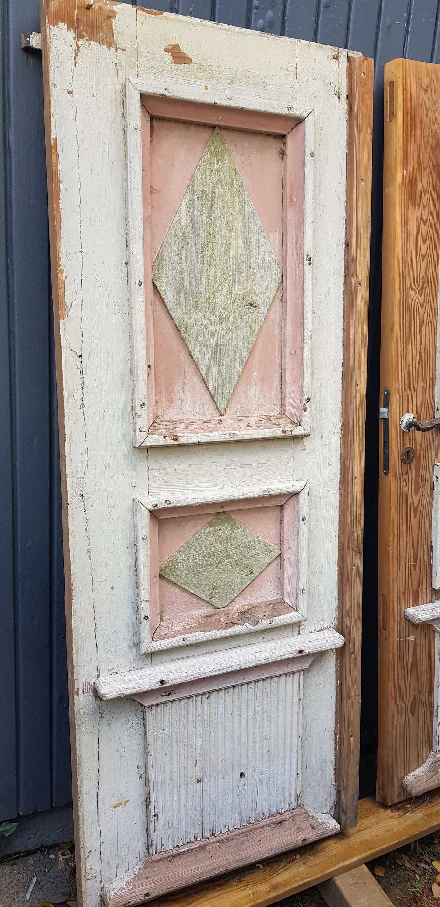 ARTIKELNUMMER 01 Härlig och fin Antik pardörr från 1700 talet komplett med karm