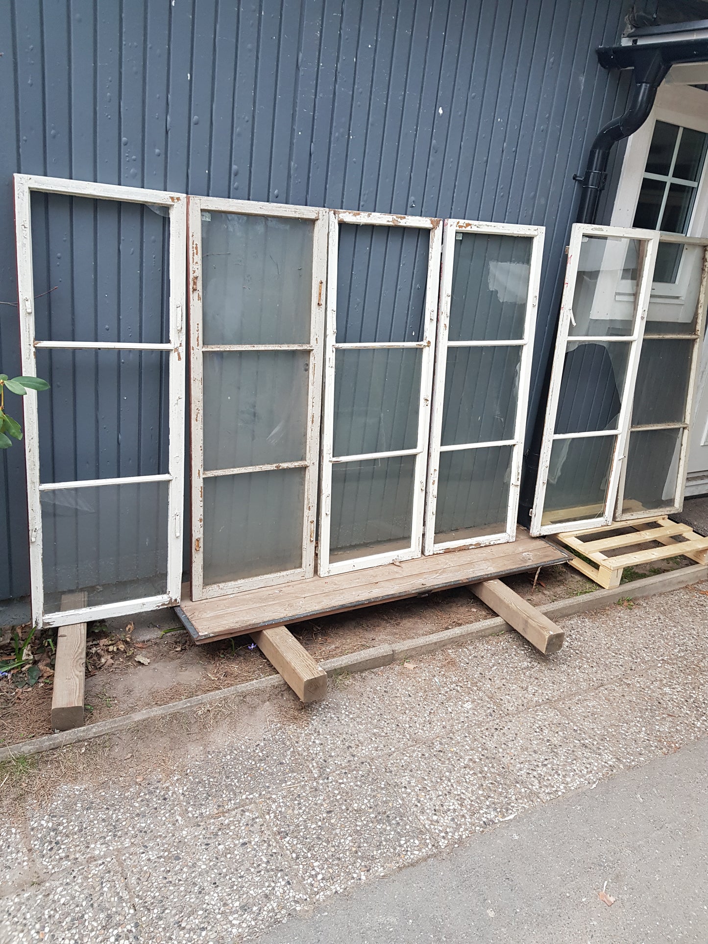 Art 01T 6st B53 H151 D3 munblåsta 3st hela i glas 3st någon ruta sönder 1000 kr per st