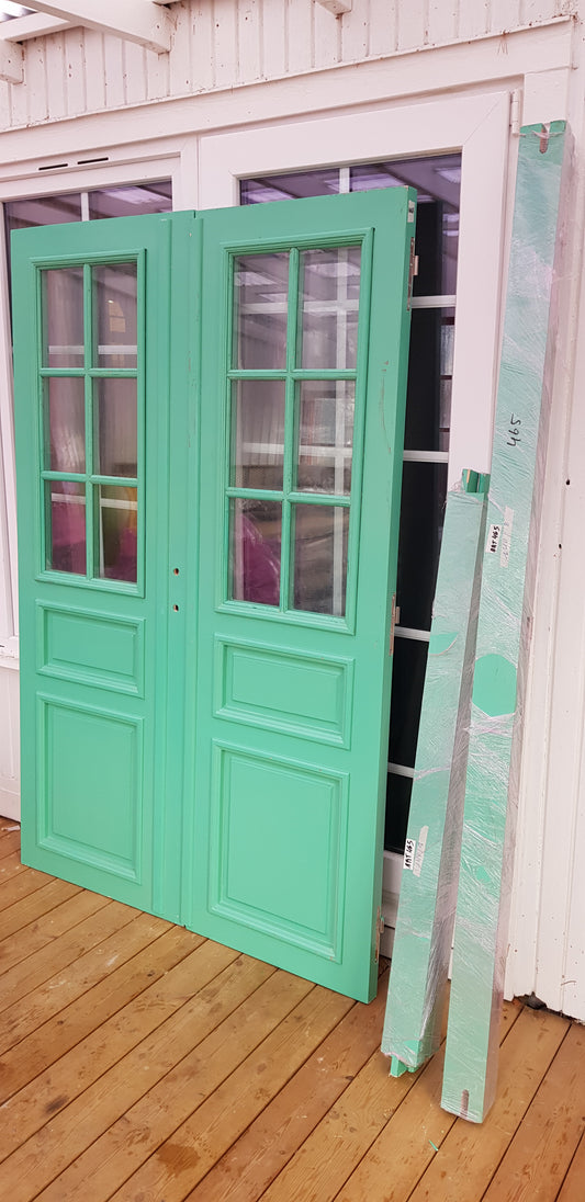 ARTIKELNUMMER 465 Nytillverkade pardörrar med dubbelglas i gammal stil inkl karm, yttermått: Bredd 140 cm Höjd 210 cm Djup dörrblad 4.5 cm pris: 16000 kr