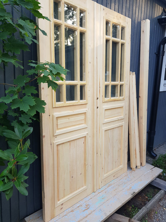 ART 671 Nytillverkad pardörr i gammal stil Mått B140.5 x H211 cm Öppnas utåt Handtag på höger sida Pris 15000 kr Tillkommer 1000 kr för gångjärn och låskista