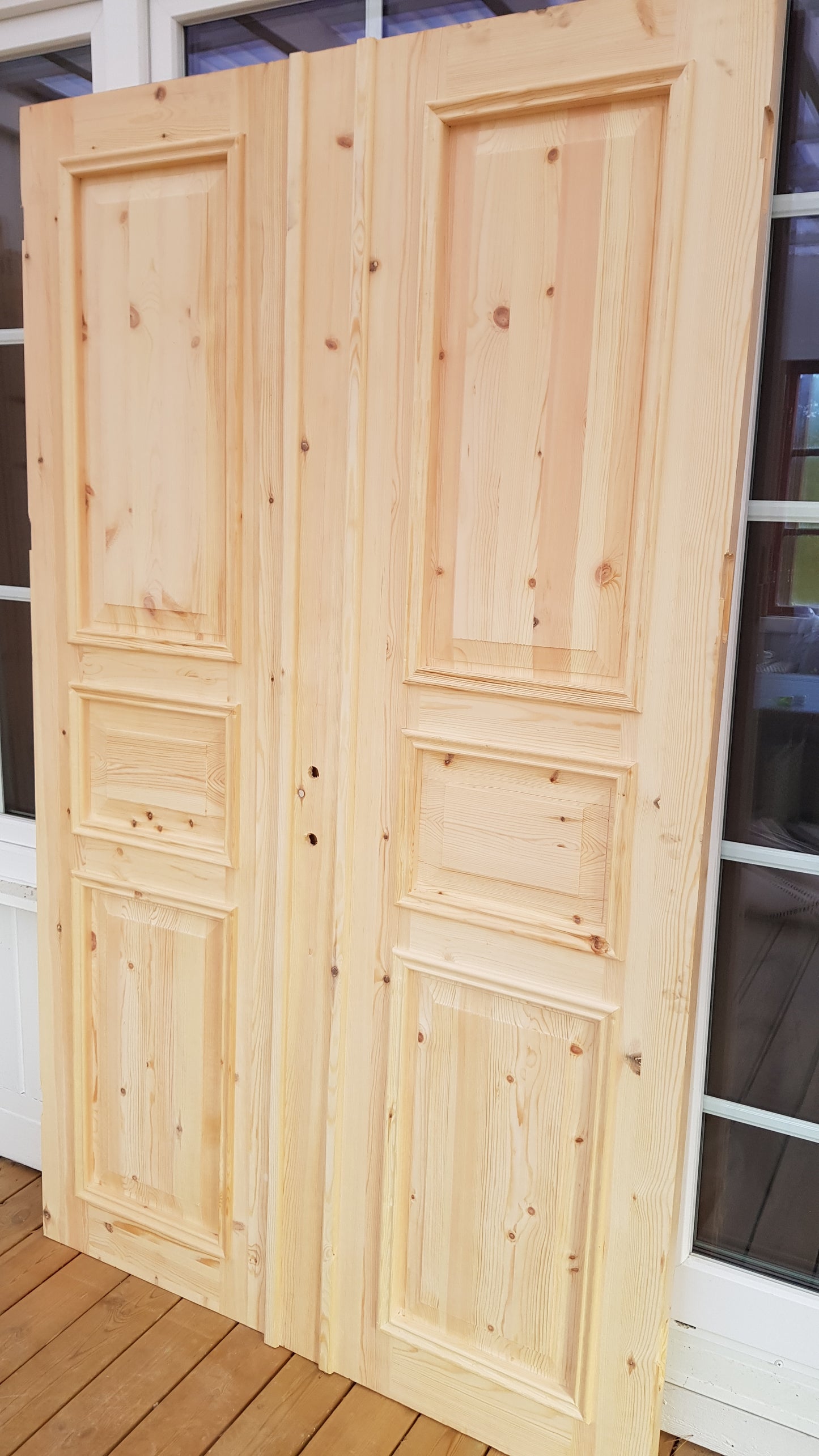 ART 721 Nytillverkad pardörr i gammal stil Mått B130 x H210 cm Öppnas utåt Handtag på höger sida Pris 15000 kr Tillkommer 1000 kr för gångjärn och låskista