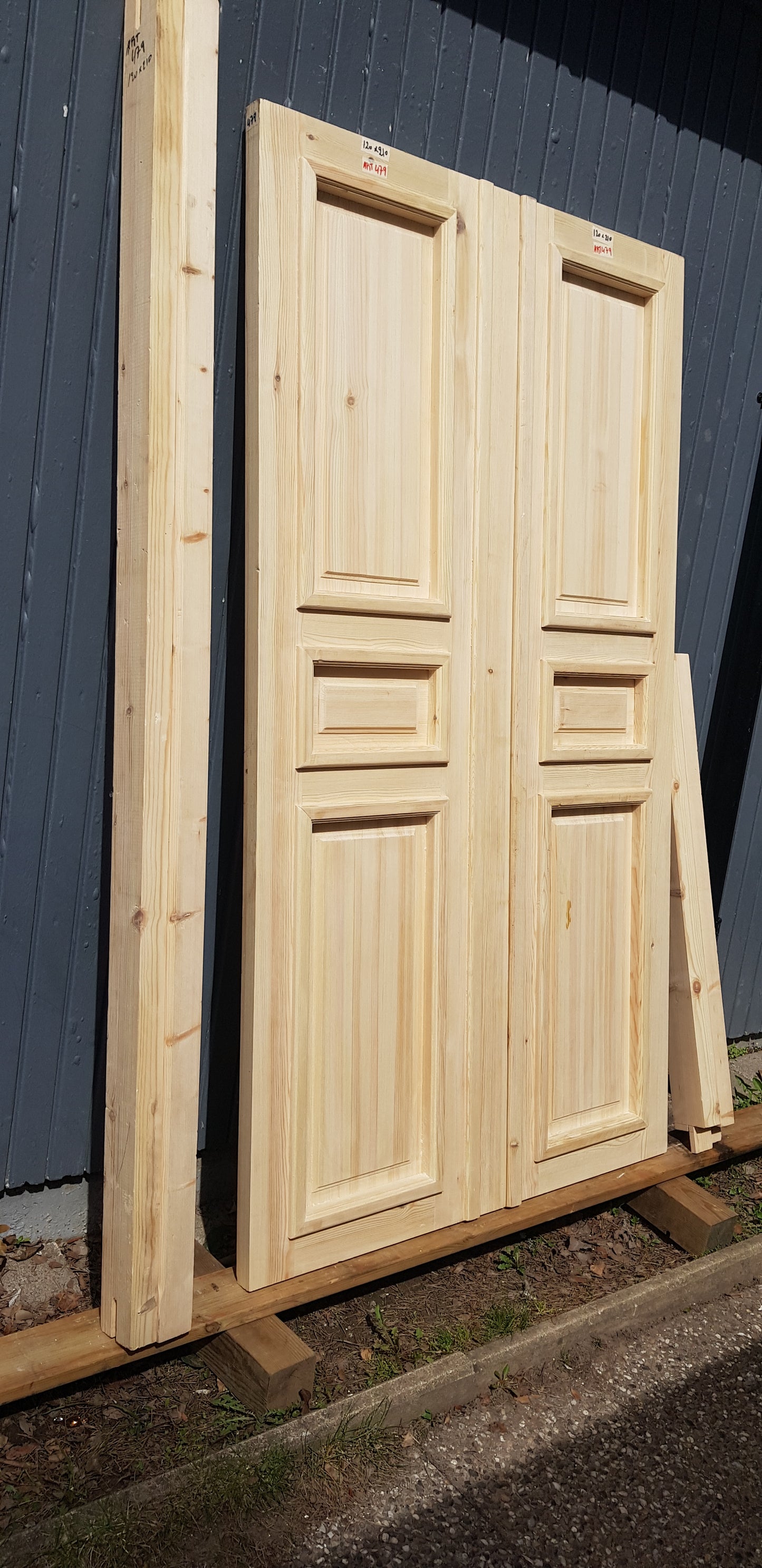 ARTIKELNUMMER 479 Nytillverkade obehandlade pardörrar med dubbelglas i gammal stil inkl. karm karmyttermått Bredd 130 cm Höjd 210 cm Djup dörrblad 4,5 cm Pris: 15000 kr Tillkommer 1000 kr för gångjärn och låskista om man väljer det
