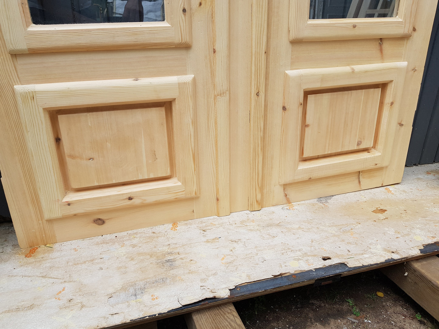 ART 655 Nytillverkad pardörr i gammal stil Mått B130 x H200 cm Öppnas utåt Handtag på höger sida Pris 15000 kr Tillkommer 1000 kr för gångjärn och låskista
