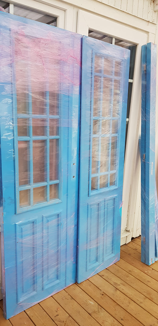ARTIKELNUMMER 462 Nytillverkade pardörrar med dubbelglas i gammal stil inkl karm, yttermått: Bredd 130 cm Höjd 210 cm Djup dörrblad 4.5 cm pris: 16000 kr