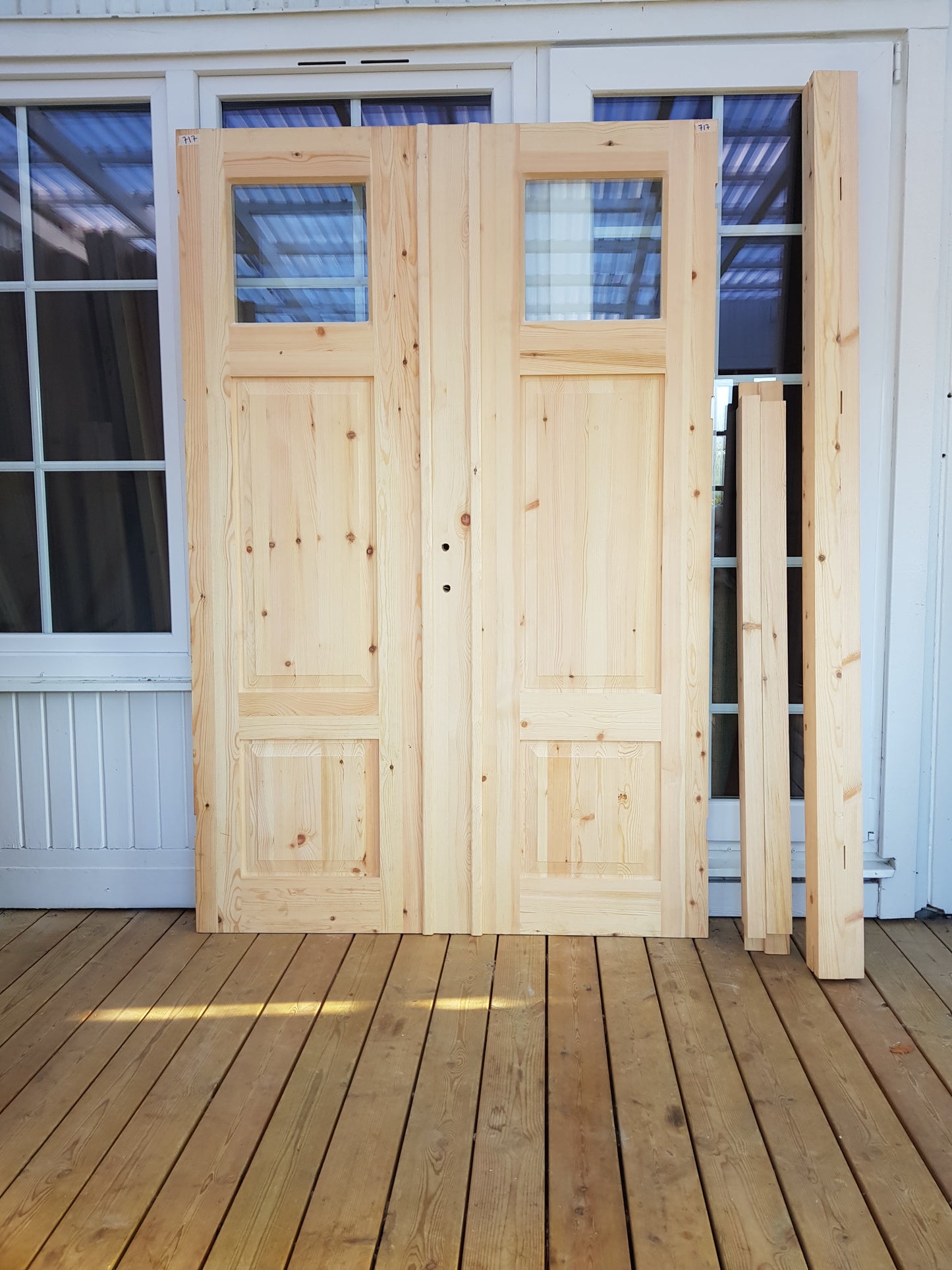 ART 717 Nytillverkad pardörr i gammal stil Mått B140 x H210 cm Öppnas utåt Handtag på höger sida Pris 15000 kr Tillkommer 1000 kr för gångjärn och låskista