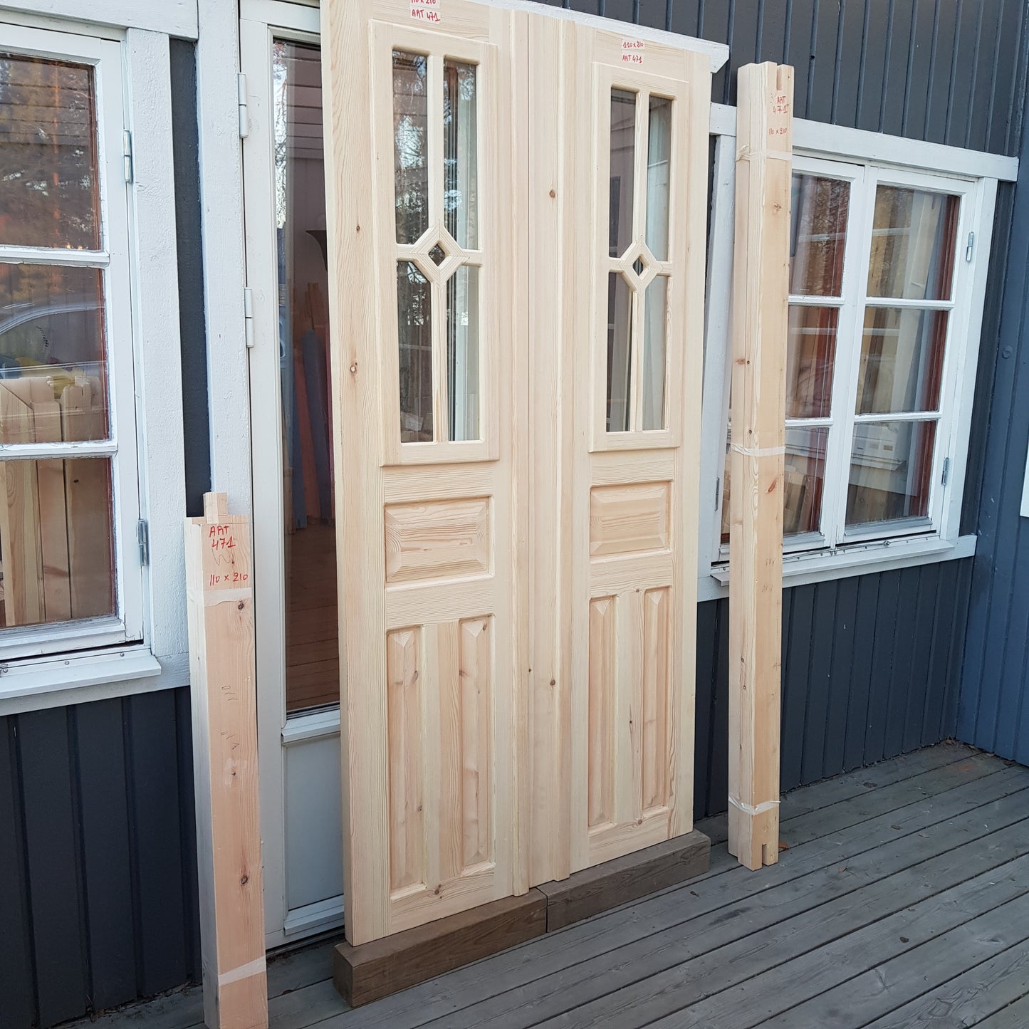 ARTIKELNUMMER 471 Nytillverkade obehandlade pardörrar med dubbelglas i gammal stil inkl karm karmyttermått Bredd 110 cm Höjd 210 cm Djup dörrblad 4,5 cm Pris: 15000 kr Tillkommer 1000 kr för gångjärn och låskista om man väljer det