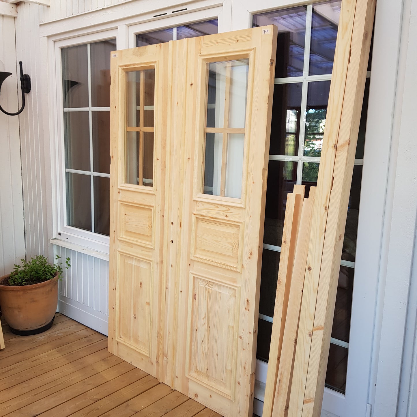 ART 719 Nytillverkad pardörr i gammal stil Mått B130 x H210 cm Öppnas utåt Handtag på höger sida Pris 15000 kr Tillkommer 1000 kr för gångjärn och låskista