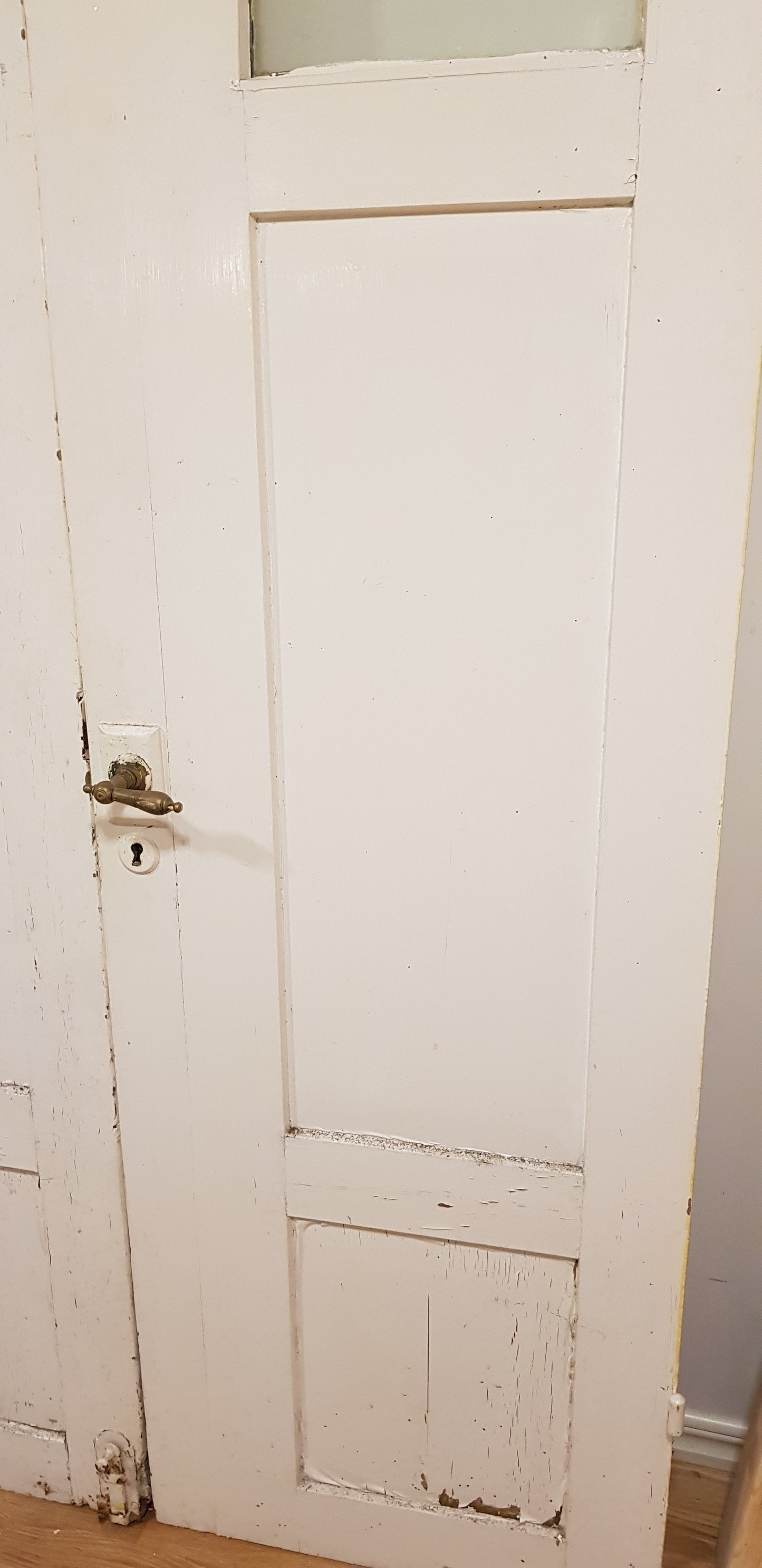 *Härlig och fin Antik pardörr komplett med nytillverkad karm Mått utan karm Bredd 47+56 cm Höjd 183 cm Djup dörrblad 3 cm Mått med karm: Bredd 112.5 cm Höjd 193.5 cm Djup 10 cm Pris pardörr: 9000 kr Pris nytillverkad karm: 1500 kr ARTIKELNUMMER 193