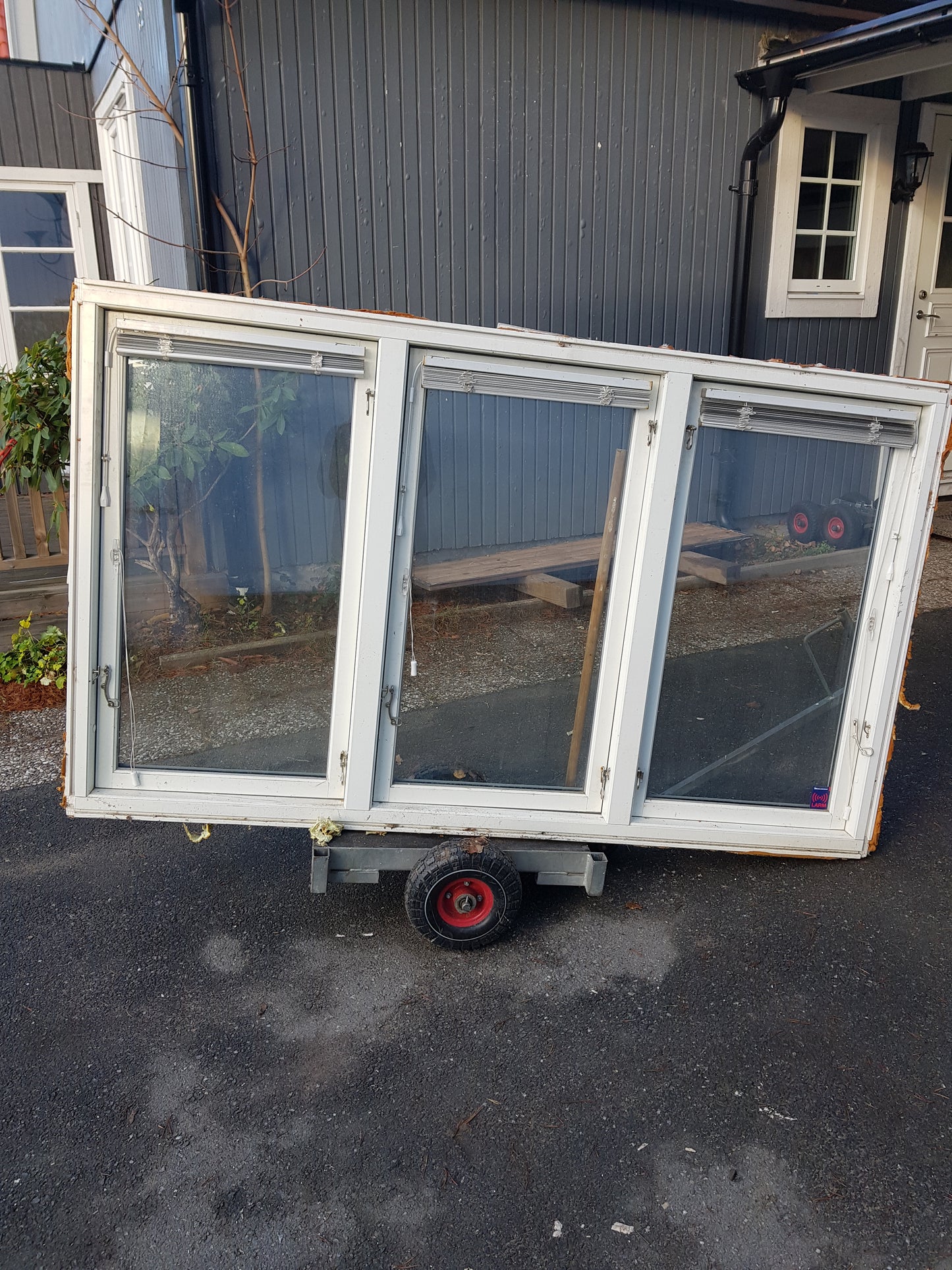 ART 555 B 195 H 117 PRIS 6500 KR 3glas mockfjärd