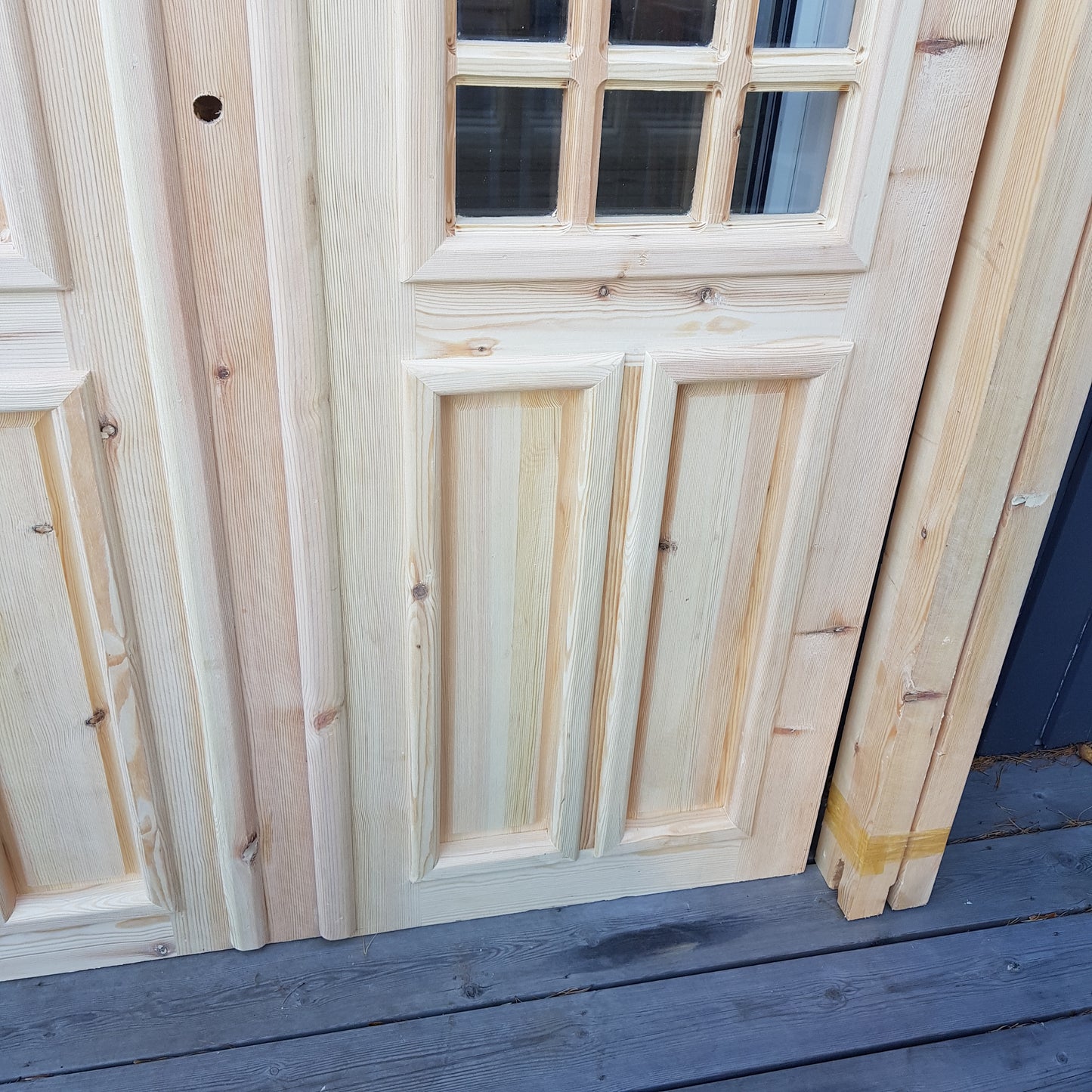 ART 741 - Nytillverkad pardörr i gammal stil Mått B130 x H200 cm Öppnas utåt Handtag på höger sida enkel glas Pris 15000 kr Tillkommer 1000 kr för gångjärn och låskista
