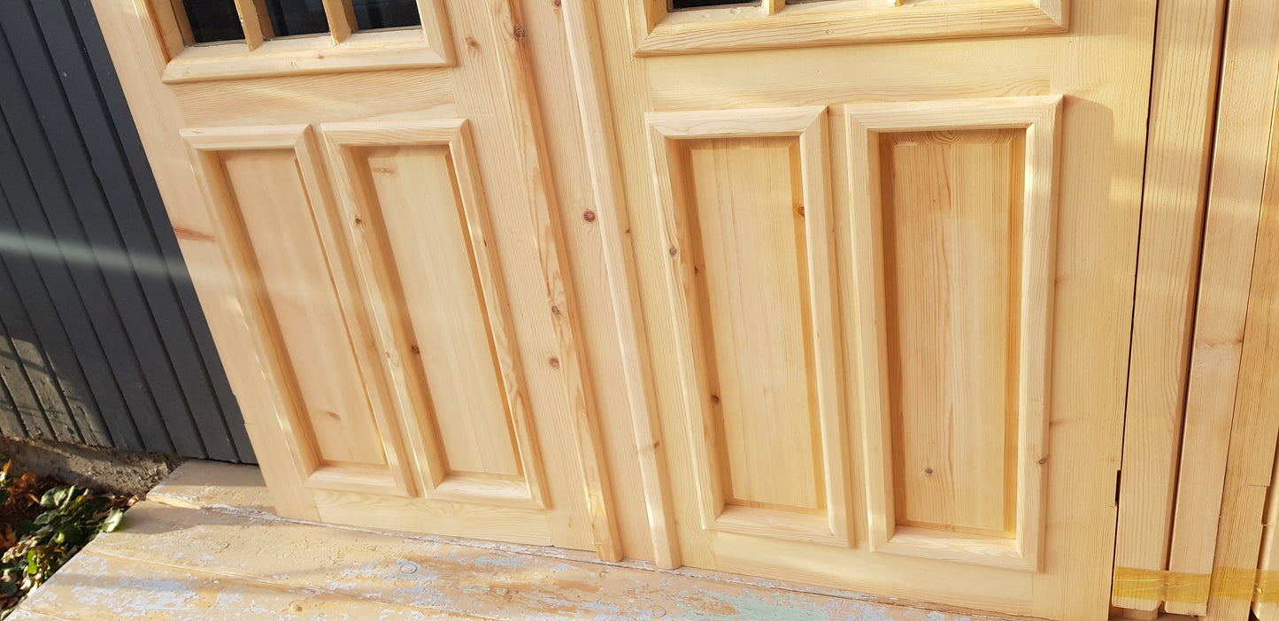 ART 741 - Nytillverkad pardörr i gammal stil Mått B130 x H200 cm Öppnas utåt Handtag på höger sida Dubbel glas Pris 15000 kr Tillkommer 1000 kr för gångjärn och låskista