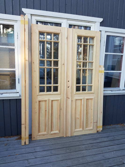 ART 741 - Nytillverkad pardörr i gammal stil Mått B130 x H200 cm Öppnas utåt Handtag på höger sida enkel glas Pris 15000 kr Tillkommer 1000 kr för gångjärn och låskista