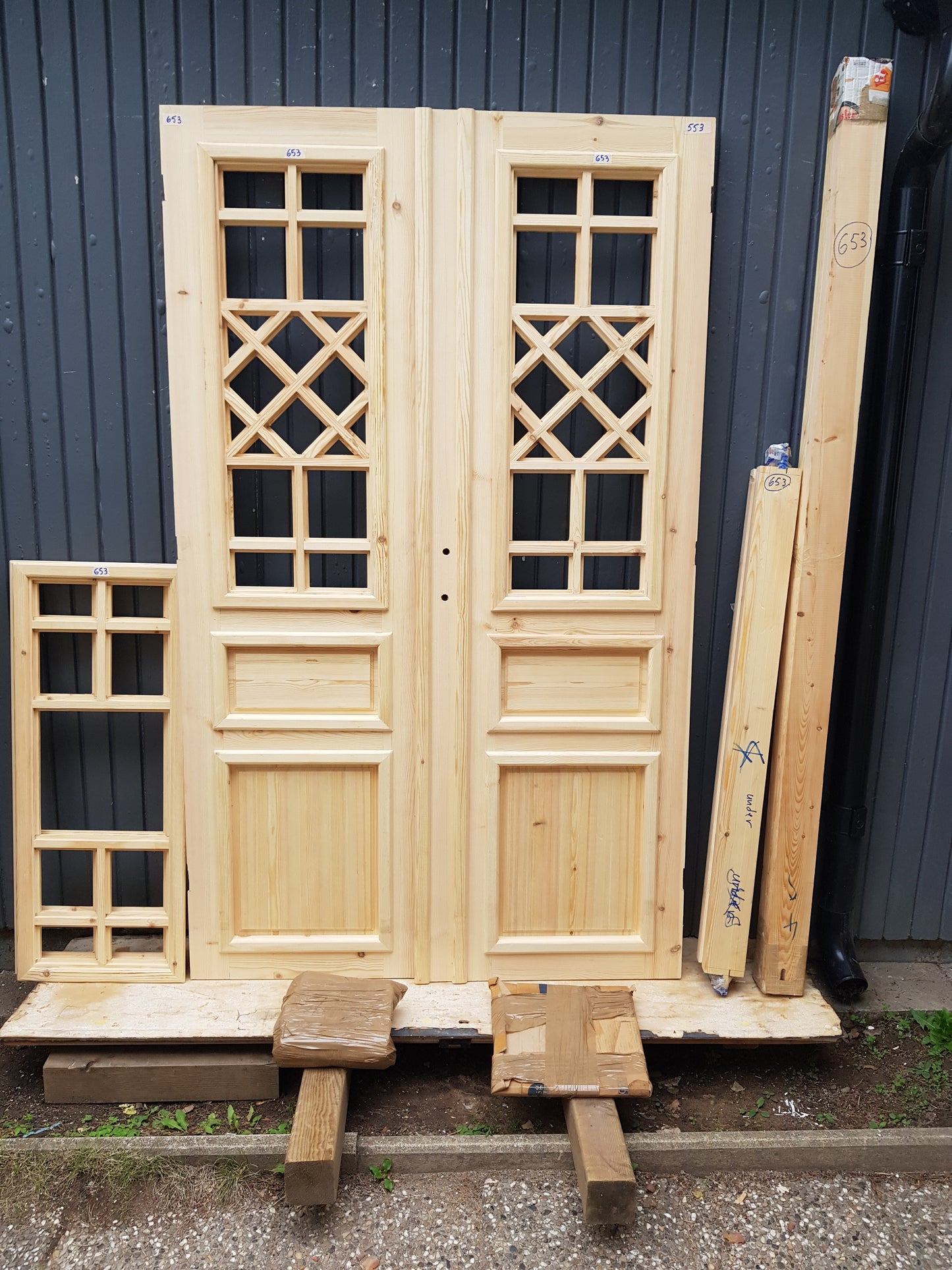 ART 653 Nytillverkad pardörr i gammal stil Mått B130 x H210 cm Öppnas utåt Handtag på höger sida Pris 15000 kr Tillkommer 1000 kr för gångjärn och låskista