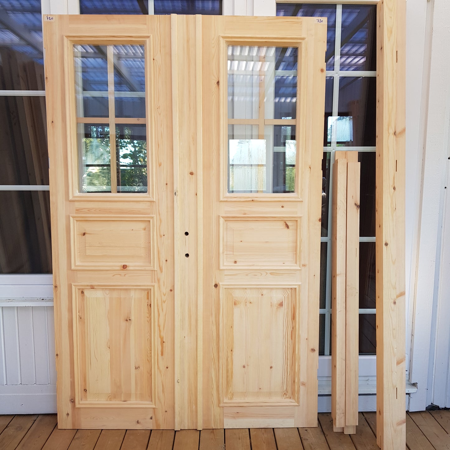 ART 720 Nytillverkad pardörr i gammal stil Mått B140 x H210 cm Öppnas utåt Handtag på höger sida Pris 15000 kr Tillkommer 1000 kr för gångjärn och låskista