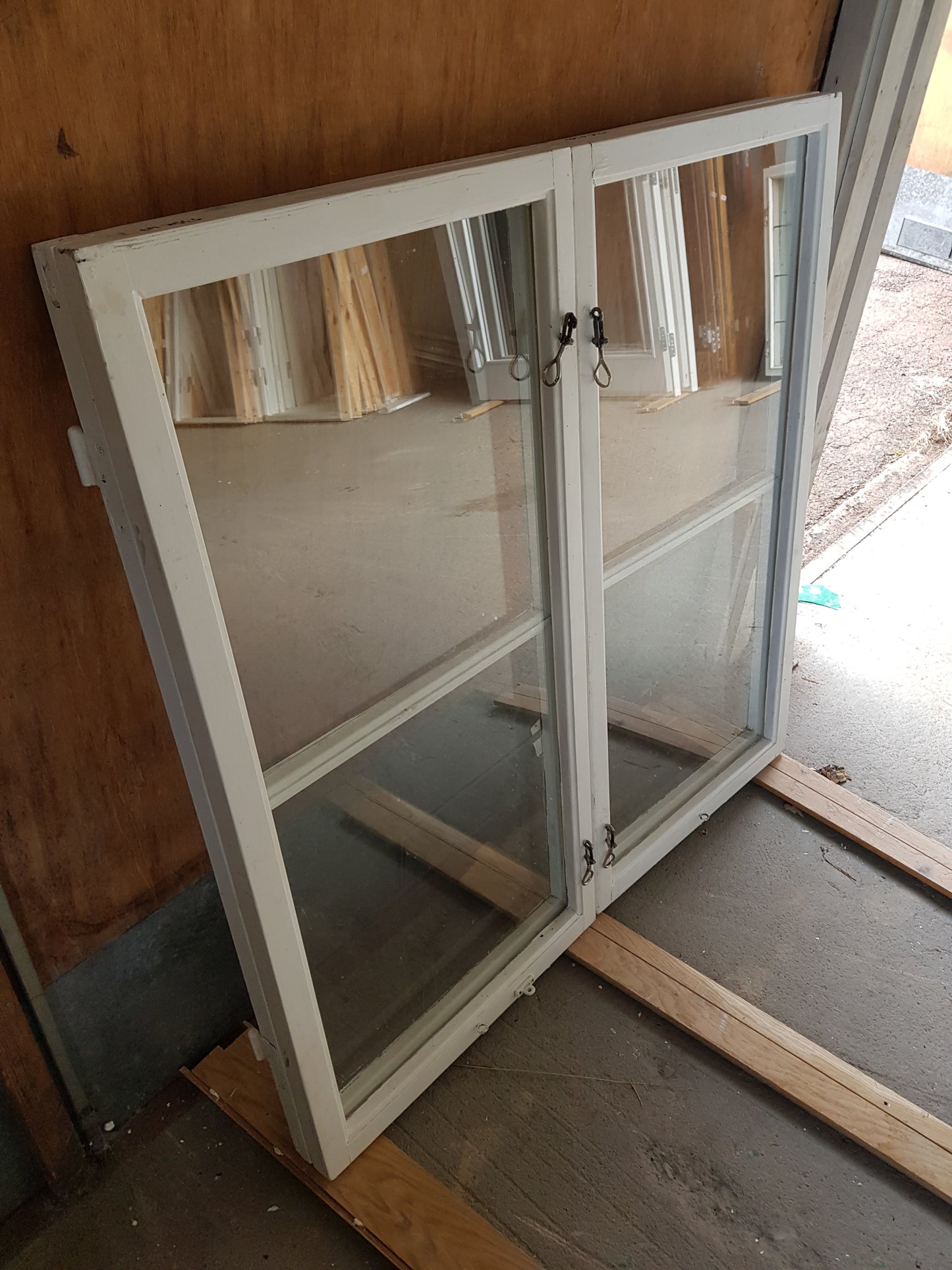 Art 852E    2st gamla fönster utan karm b 53.5 h107 1000kr st (Borlänge)