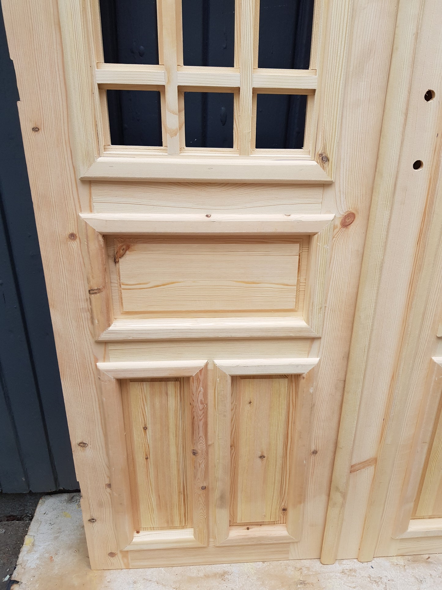 ART 650 Nytillverkad pardörr i gammal stil Mått B130 x H210 cm Öppnas utåt Handtag på höger sida Pris 15000 kr Tillkommer 1000 kr för gångjärn och låskista