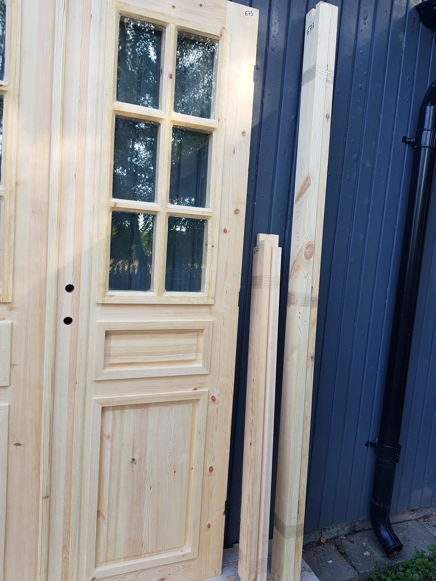 ART 673 Nytillverkad pardörr i gammal stil Mått B130.5 x H211 cm Öppnas utåt Handtag på höger sida Pris 15000 kr Tillkommer 1000 kr för gångjärn och låskista