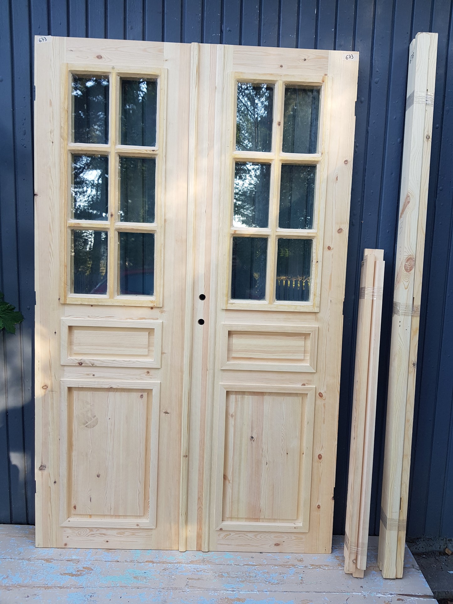 ART 673 Nytillverkad pardörr i gammal stil Mått B130.5 x H211 cm Öppnas utåt Handtag på höger sida Pris 15000 kr Tillkommer 1000 kr för gångjärn och låskista