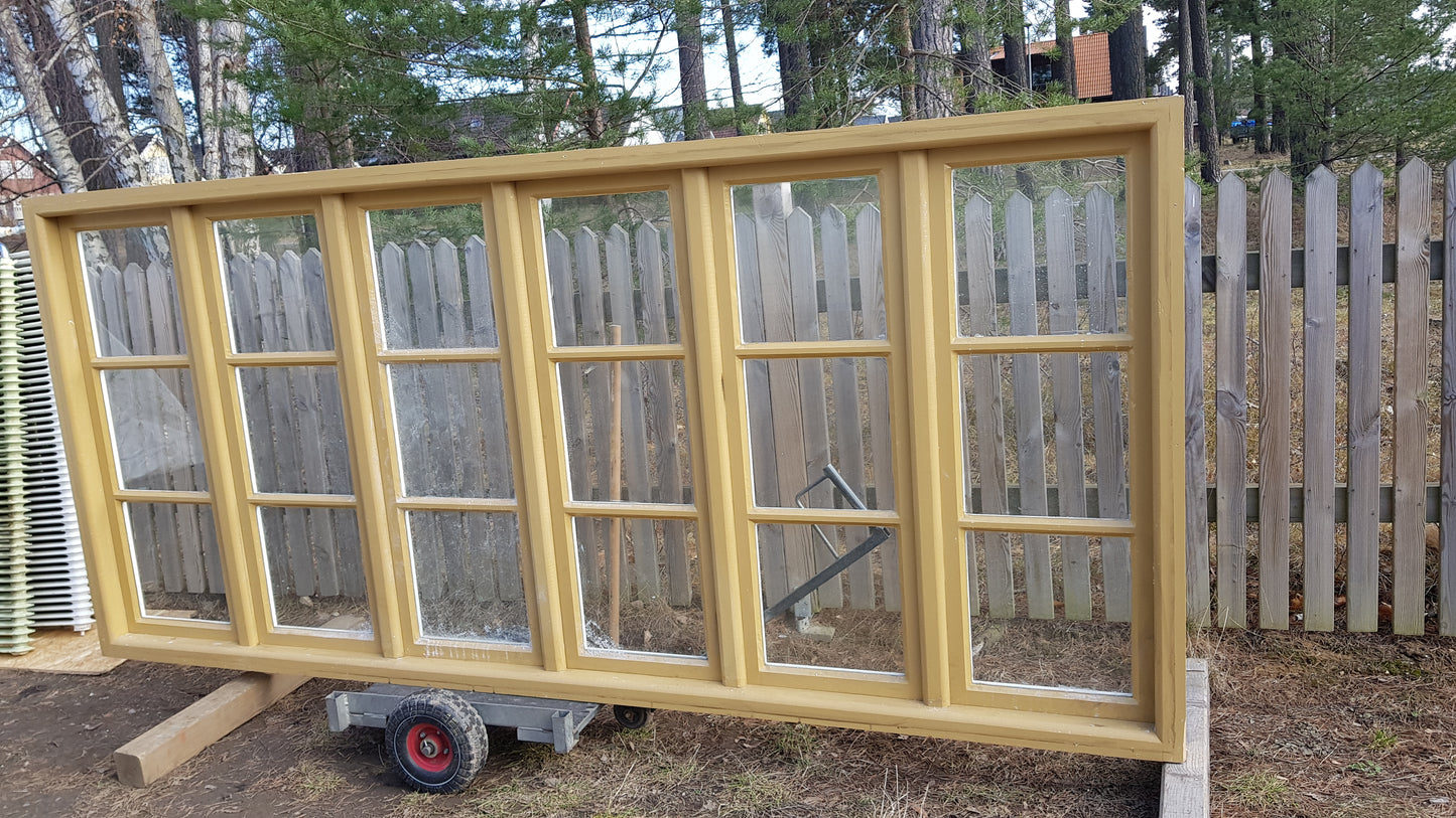 Art 839 mått med karm b302 * h136 d9.5 mått fönsterbåge ( b46h127 ) 15000kr nytillverkad varit på en filminspelning