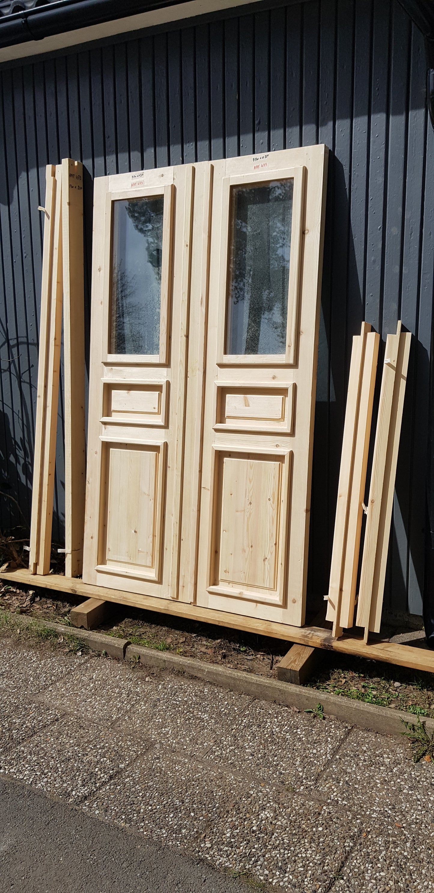 ARTIKELNUMMER 473 Nytillverkade obehandlade pardörrar med dubbelglas i gammal stil inkl. karm karmyttermått Bredd 130 cm Höjd 210 cm Djup dörrblad 4,5 cm Pris: 15000 kr Tillkommer 1000 kr för gångjärn och låskista om man väljer det