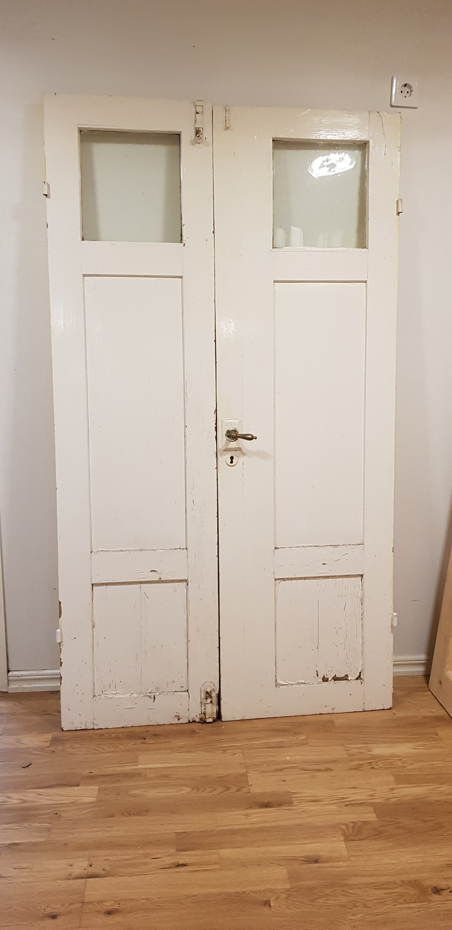 *Härlig och fin Antik pardörr komplett med nytillverkad karm Mått utan karm Bredd 47+56 cm Höjd 183 cm Djup dörrblad 3 cm Mått med karm: Bredd 112.5 cm Höjd 193.5 cm Djup 10 cm Pris pardörr: 9000 kr Pris nytillverkad karm: 1500 kr ARTIKELNUMMER 193