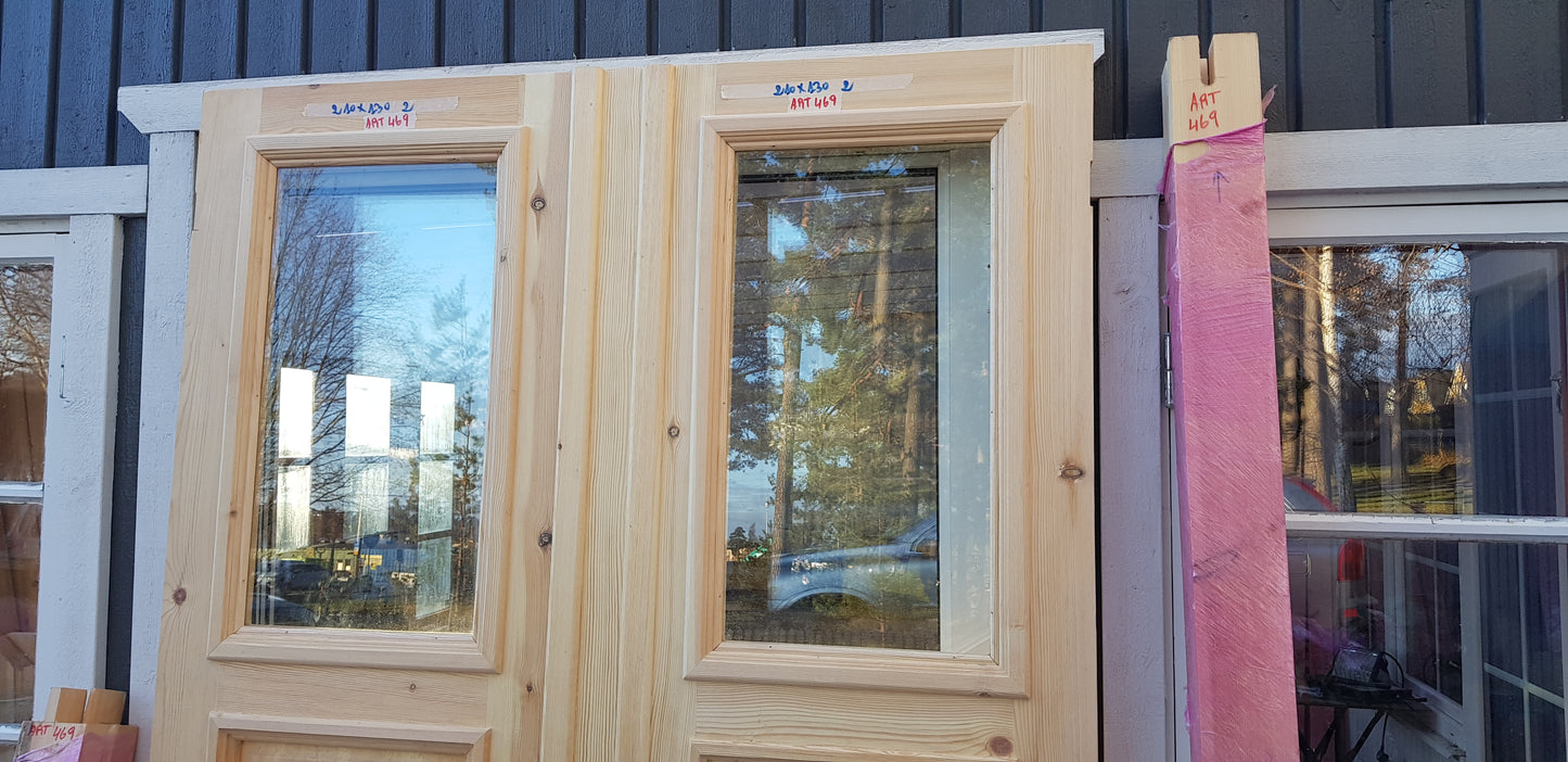 ARTIKELNUMMER 469 Nytillverkade obehandlade pardörrar med dubbelglas i gammal stil inkl karm karmyttermått Bredd 130 cm Höjd 210 cm Djup dörrblad 4,5 cm Pris: 15000 kr Tillkommer 1000 kr för gångjärn och låskista om man väljer det
