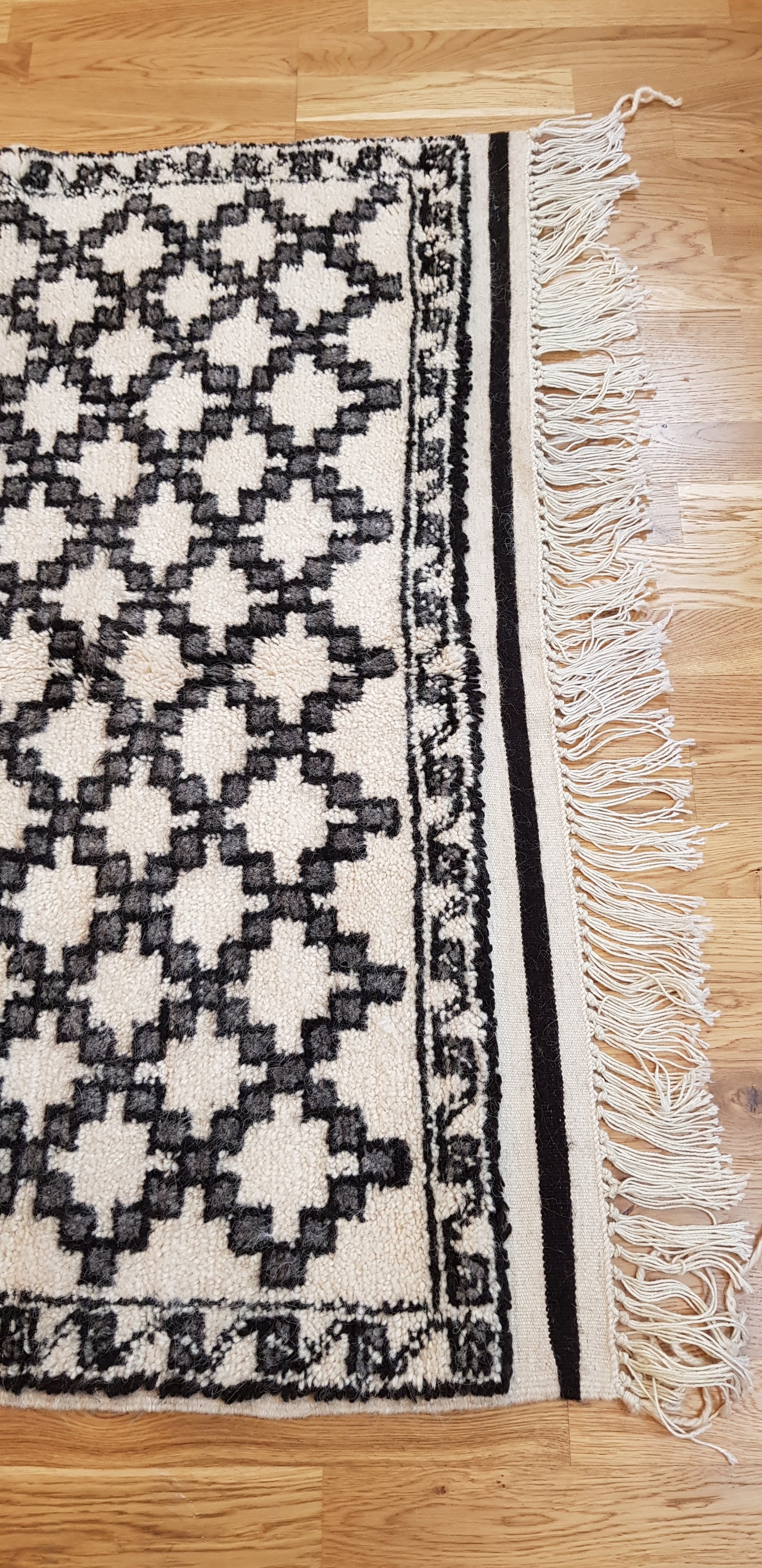 ARTIKELNUMMER 752 Helt ny handknuten Beni ourain ull Matta. Mattan är väldigt mjuk och skön att gå på och otroligt vacker att titta på, passar perfekt bland modern och klassisk inredning. MÅTT: Bredd 120 cm Längd 220 cm Pris : 5000 kr