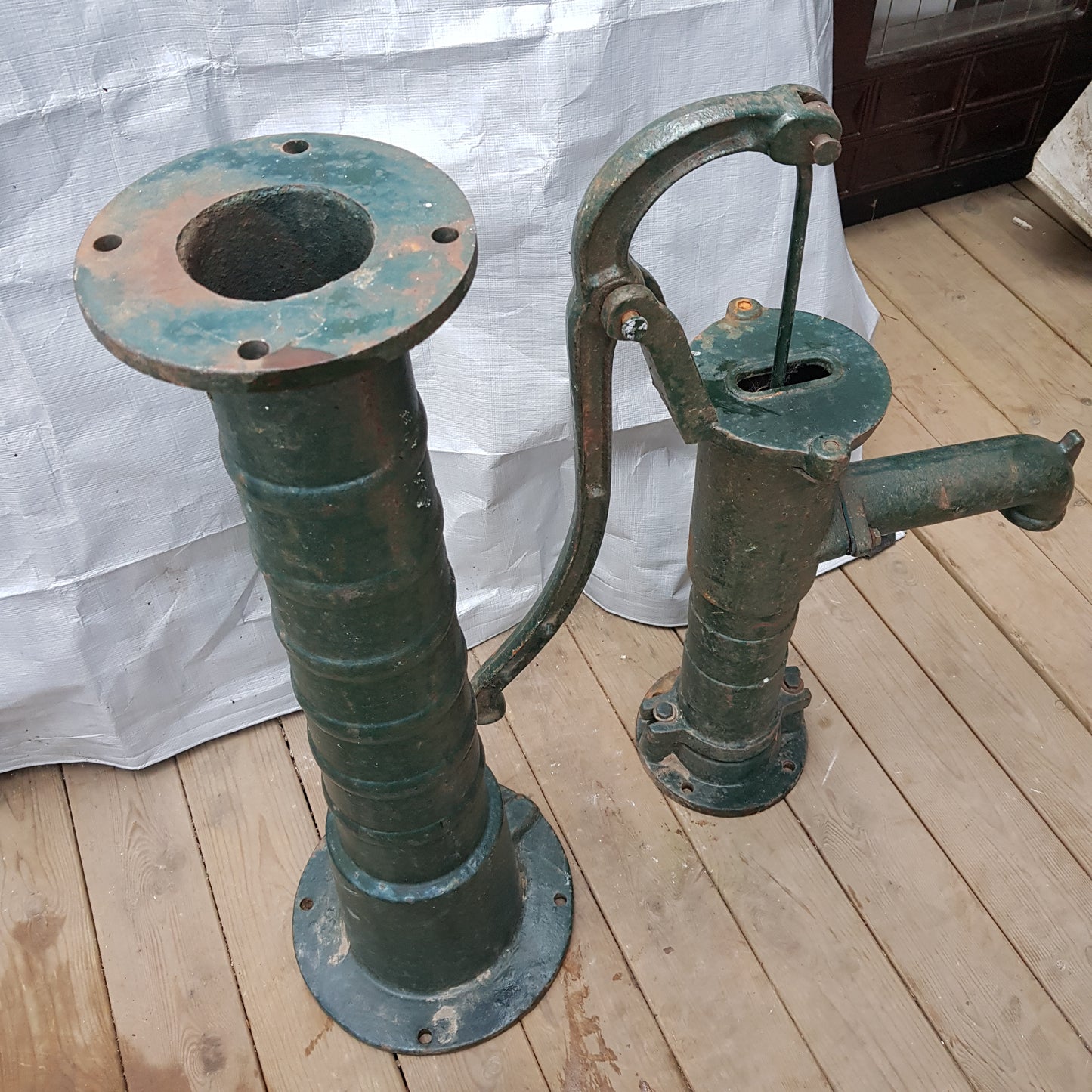 ARTIKELNUMMER 335 Fin vattenpump med mått 135 cm i höjd. Pris: 1200kr 