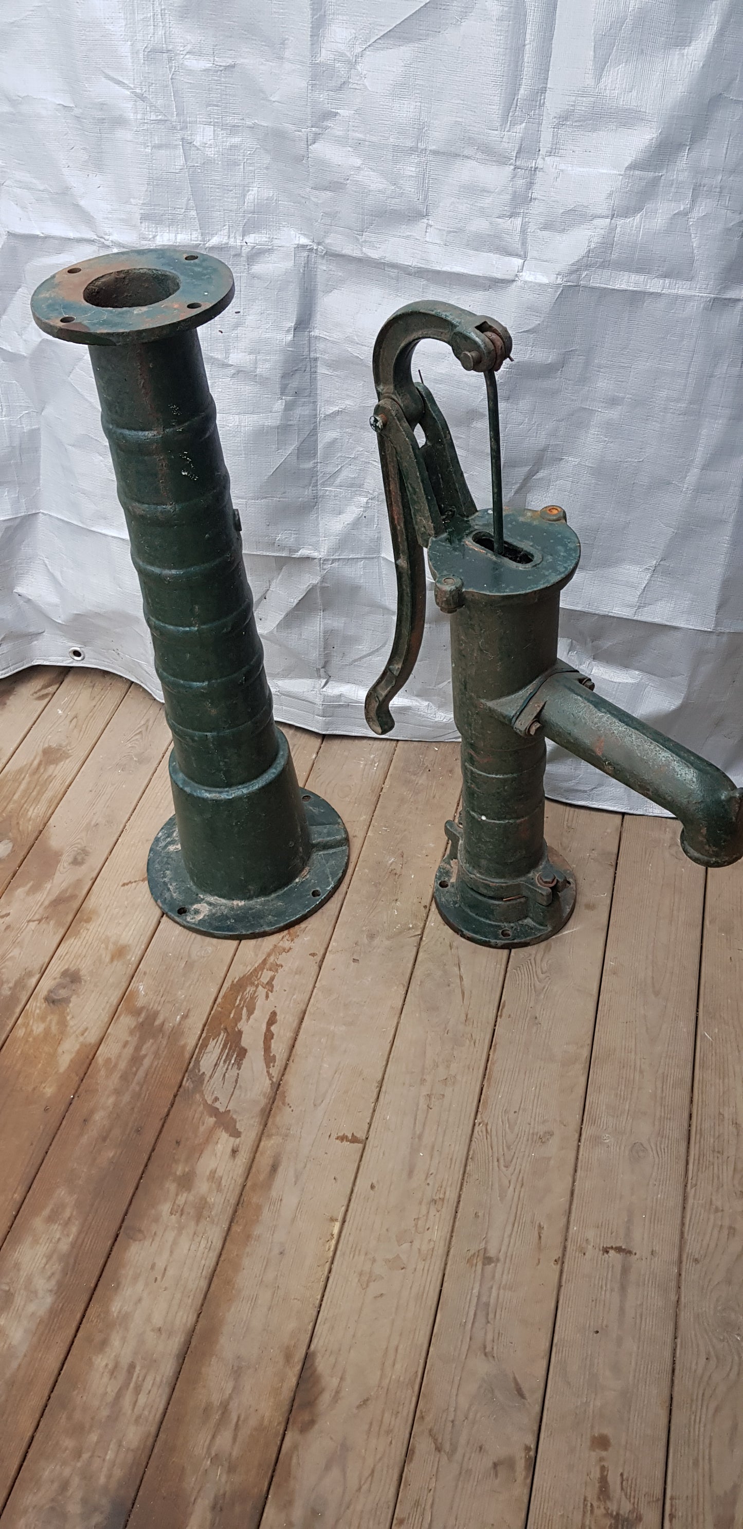 ARTIKELNUMMER 335 Fin vattenpump med mått 135 cm i höjd. Pris: 1200kr 