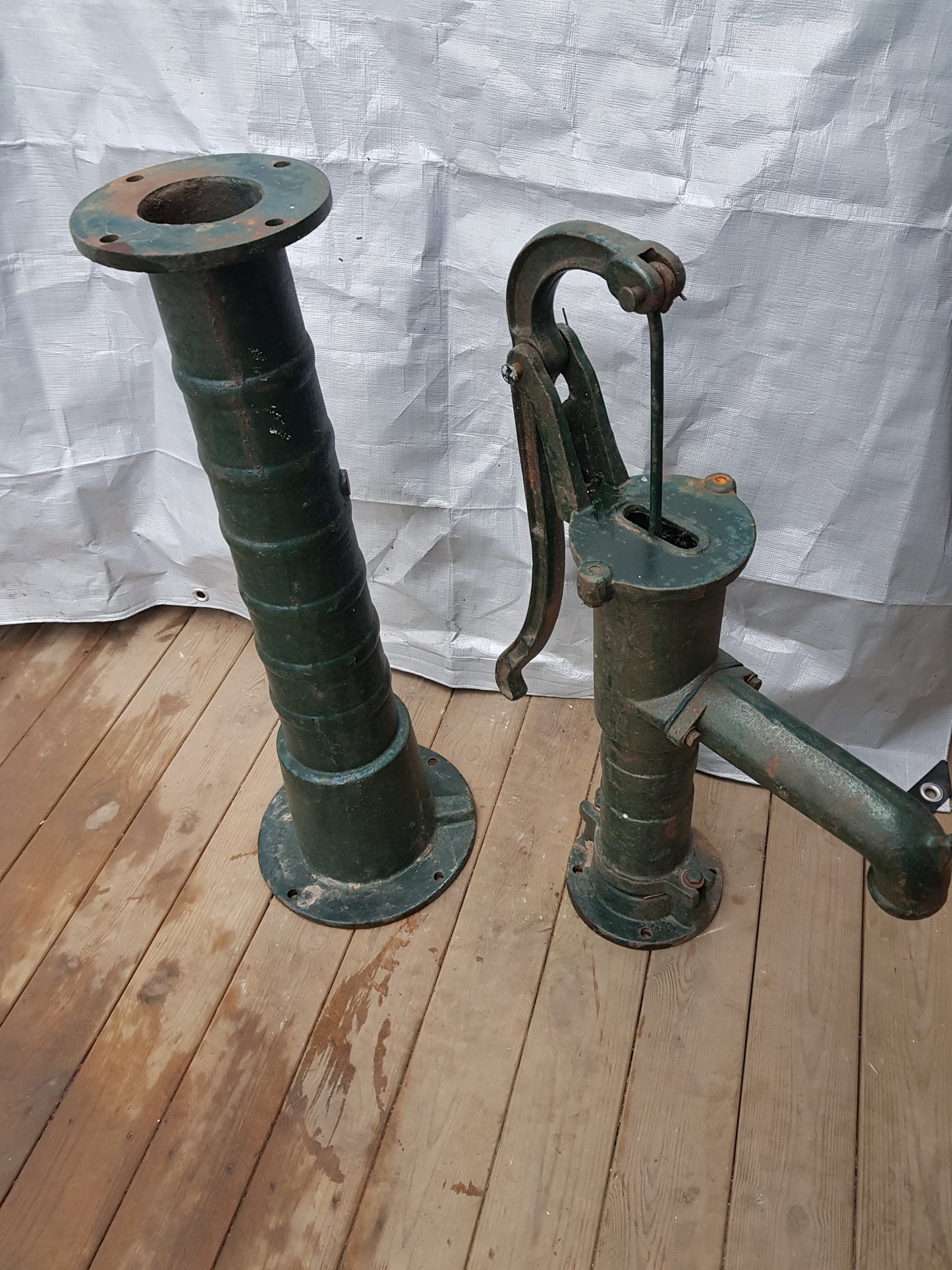 ARTIKELNUMMER 335 Fin vattenpump med mått 135 cm i höjd. Pris: 1200kr 