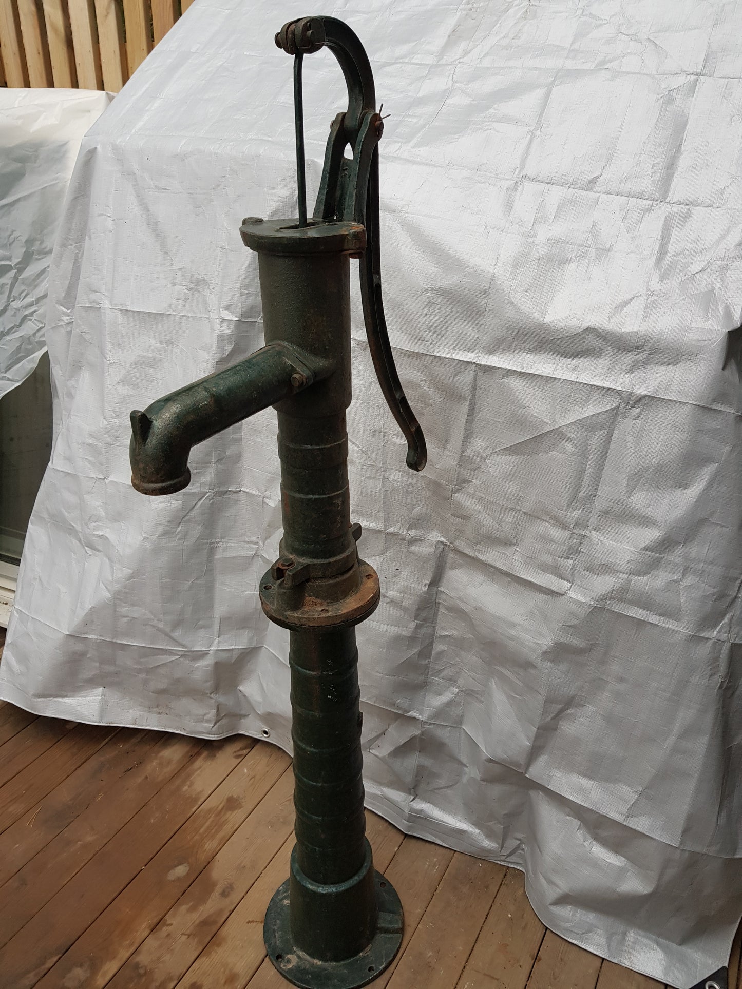ARTIKELNUMMER 335 Fin vattenpump med mått 135 cm i höjd. Pris: 1200kr 