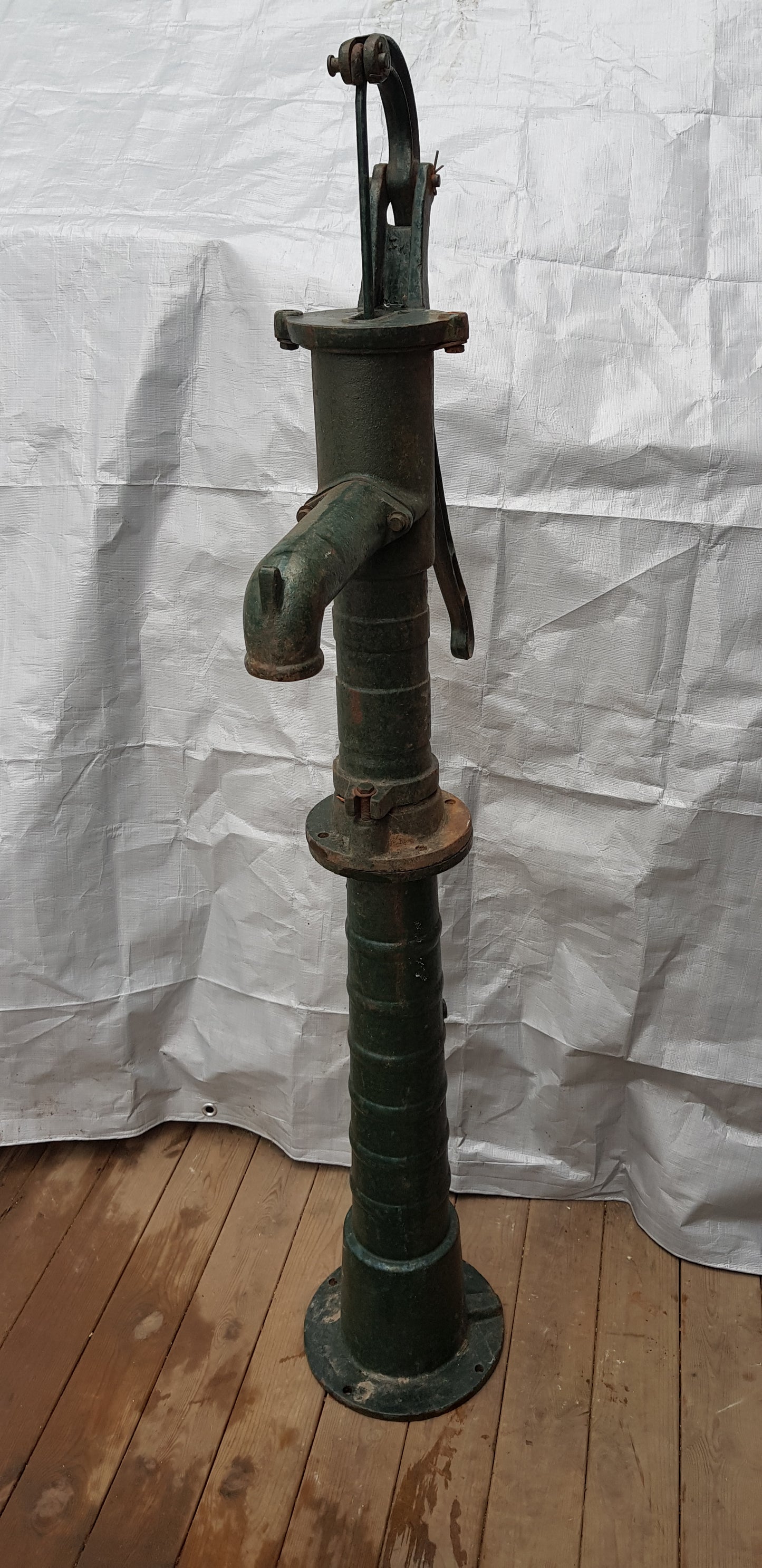 ARTIKELNUMMER 335 Fin vattenpump med mått 135 cm i höjd. Pris: 1200kr 