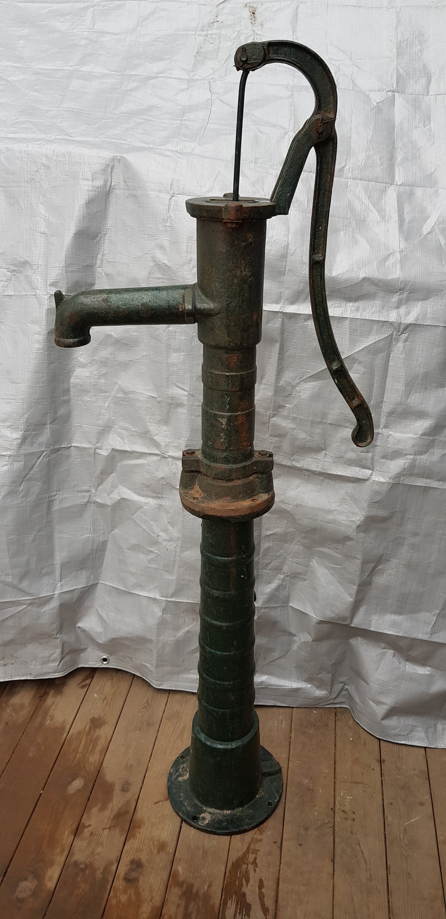 ARTIKELNUMMER 335 Fin vattenpump med mått 135 cm i höjd. Pris: 1200kr 