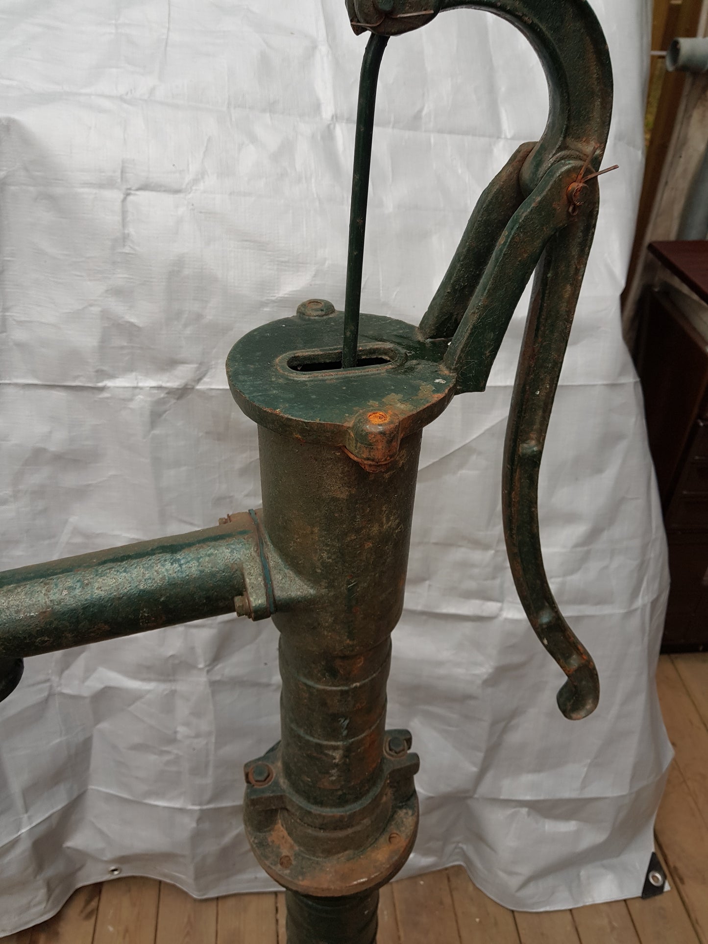 ARTIKELNUMMER 335 Fin vattenpump med mått 135 cm i höjd. Pris: 1200kr 